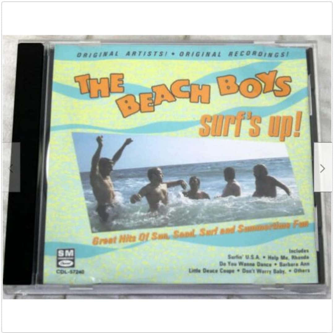 Album Cover 桌布 壁紙 — The Beach Boys 的 Surf's Up 專輯復古 CD 封面，顯示五個男人在明亮的陽光下快樂地在海浪中嬉戲。