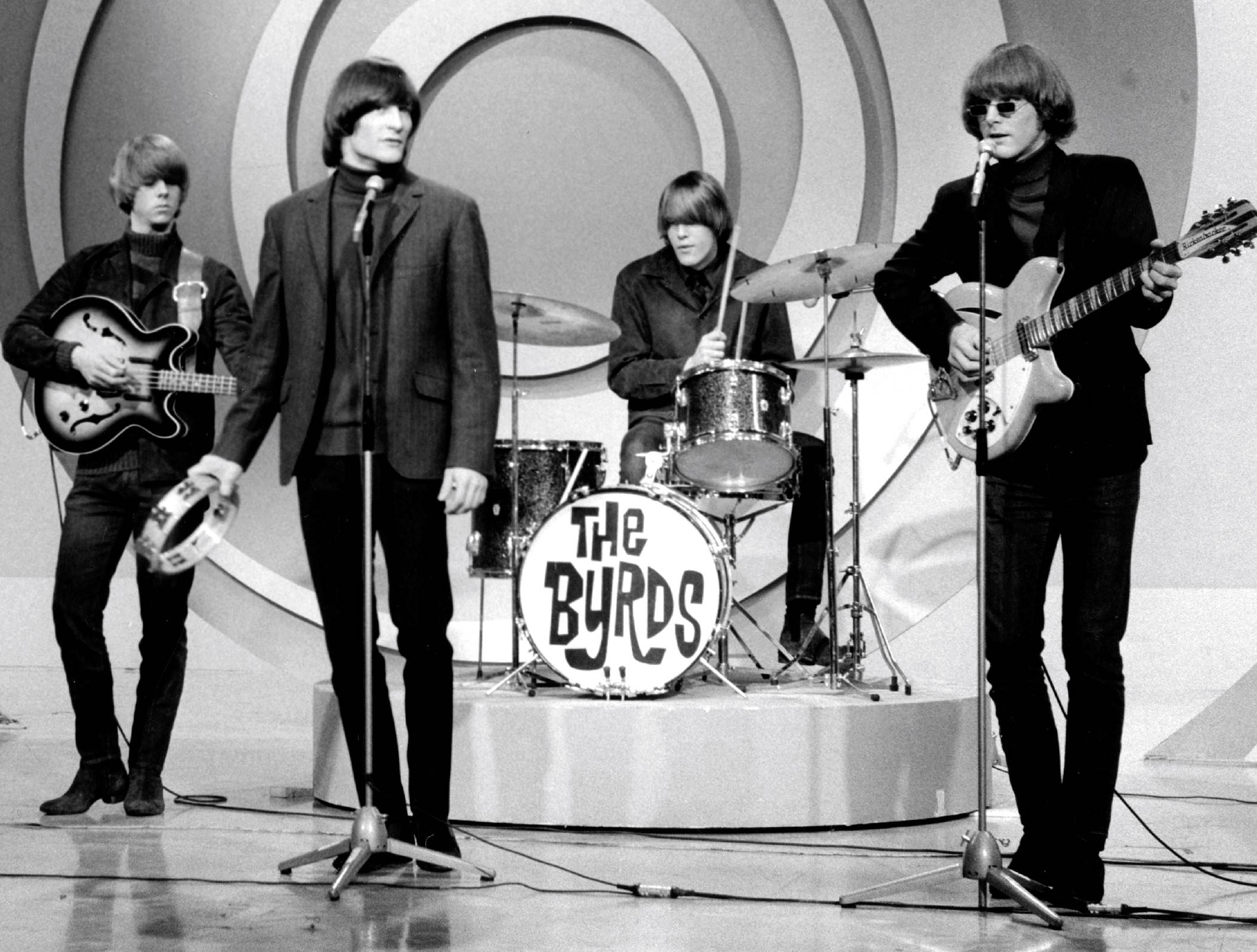 岩石 桌布 壁紙 — The Byrds 以黑白風格在舞台上表演，搭配復古樂器和圓形背景。