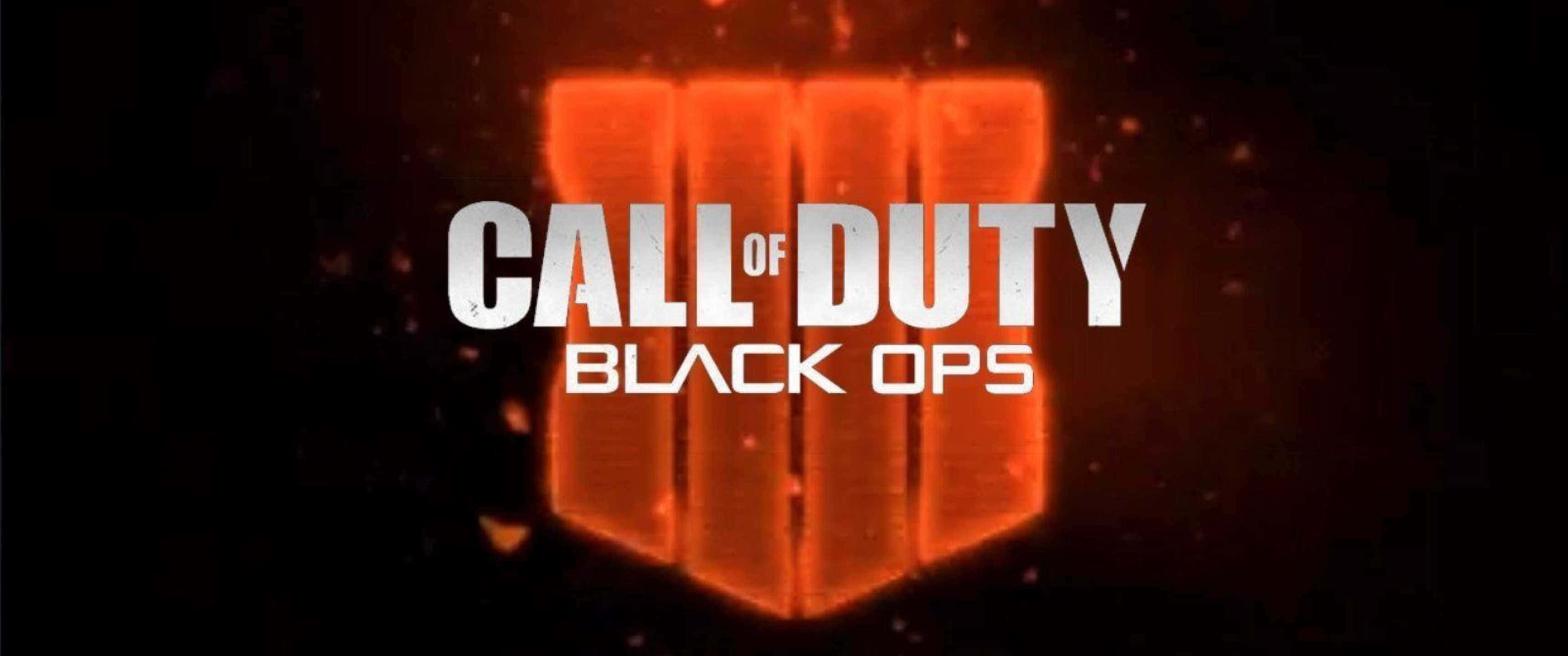3440x1440p Call Of Duty Black Ops 4 桌布 壁紙 — Call of Duty Black Ops 標誌在黑暗背景中發出火橙色光芒，並有漂浮的火星。