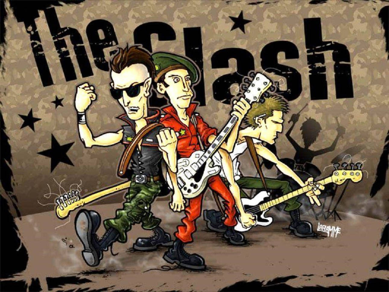 English 桌布 壁紙 — The Clash 樂團成員彈吉他的卡通插圖，帶有粗糙的城市背景和粗體字體。
