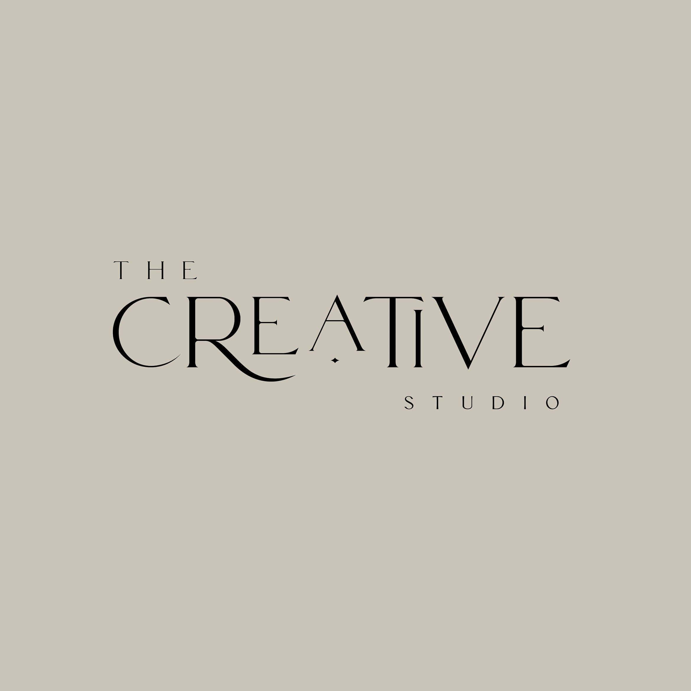 Minimalist Logo 桌布 壁紙 — The Creative Studio 的極簡標誌，採用優雅的黑色襯線字體，背景為柔和米色。