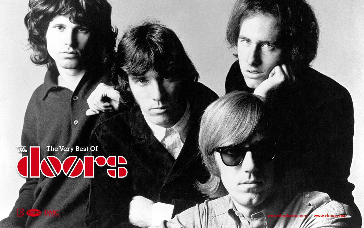 Morrison 桌布 壁紙 — The Doors 的四位成員在經典黑白工作室肖像中強烈擺姿勢，並帶有醒目的紅色標誌覆蓋層。