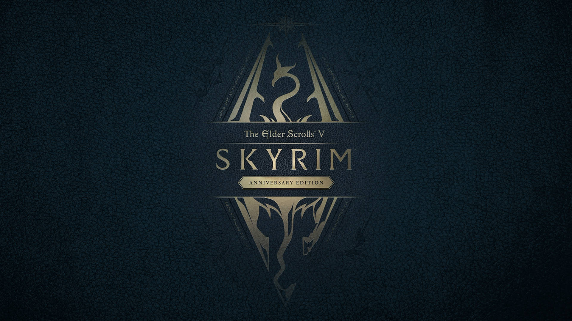 The Elder Scrolls V Skyrim 桌布 壁紙 — The Elder Scrolls V Skyrim Anniversary Edition 標誌在紋理深藍色皮革背景上閃耀金色光芒。