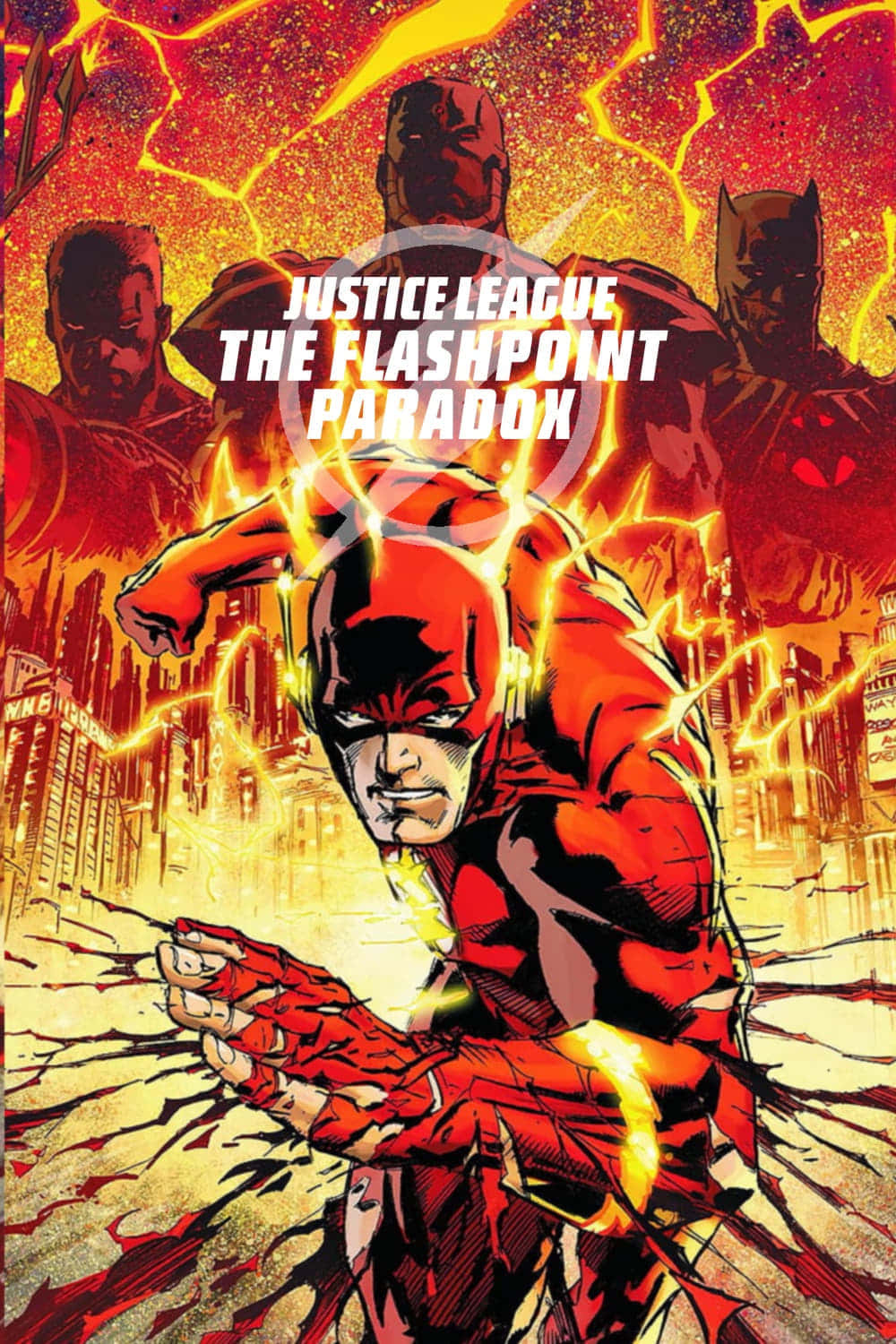 Justice League The Flashpoint Paradox 桌布 壁紙 — The Flash 以噼啪作響的閃電能量向前衝刺，而蝙蝠俠和其他英雄在他身後聳立，背景是火熱的城市景觀。