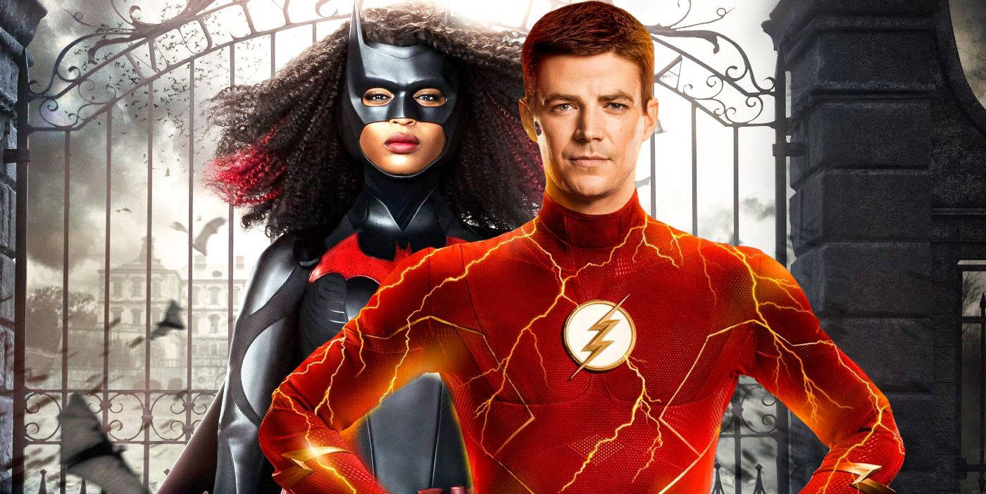 閃電俠 桌布 壁紙 — The Flash 和 Batwoman 英雄般地站在哥德式大門前，蝙蝠在暴風雨的天空中飛翔。