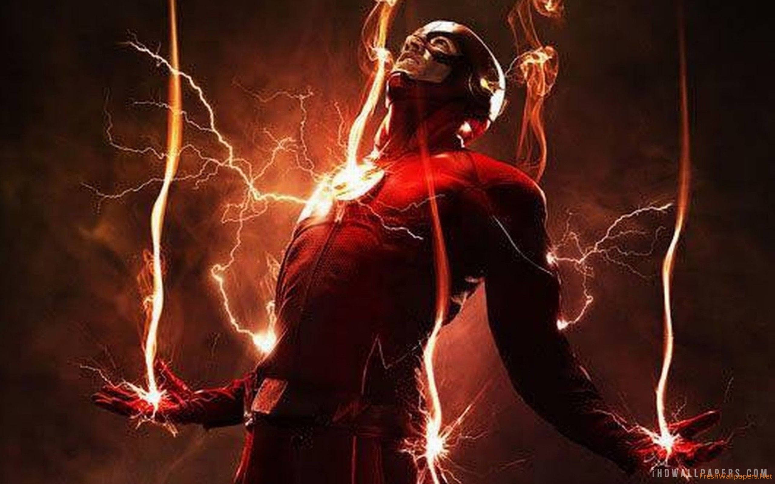 Flash 桌布 壁紙 — The Flash 站在黑暗的風暴中，閃電在他身體周圍劈啪作響，引導著原始的電力。