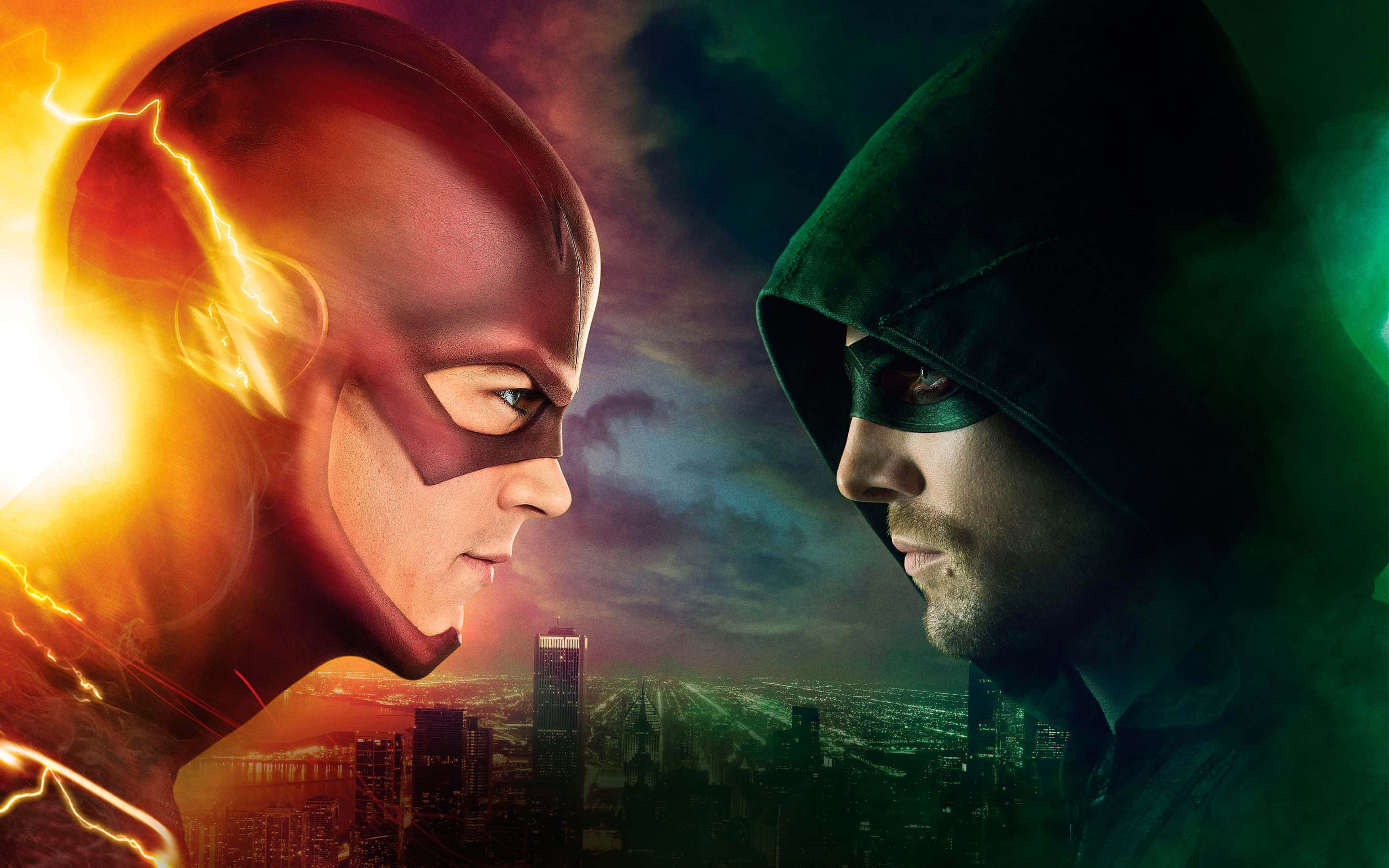 Flash 桌布 壁紙 — The Flash 與 Green Arrow 在一個充滿戲劇性的城市景觀中對峙，燈光呈現火熱的橙色和電光綠色。