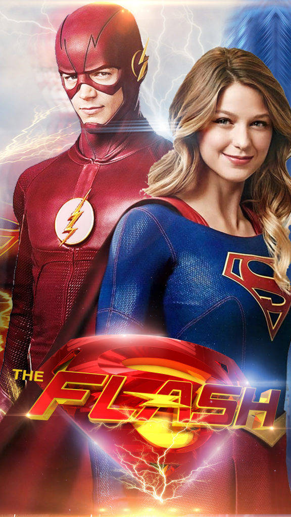 the flash iPhone 桌布 壁紙 — The Flash 與 Supergirl 英雄般地站在充滿動態閃電的天空前，帶有發光的標題文字。