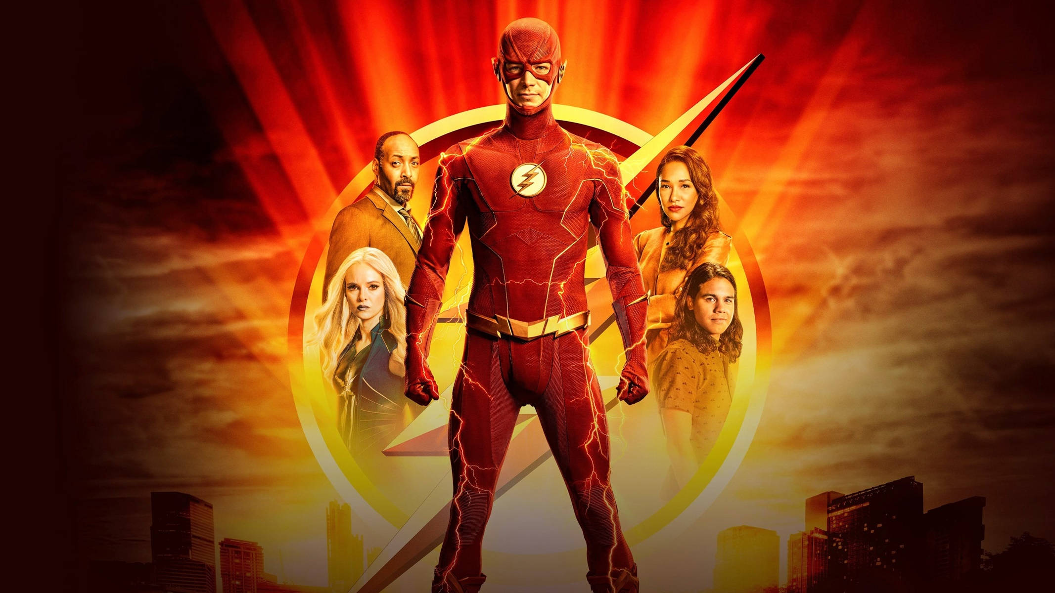 超級英雄 桌布 壁紙 — The Flash 身穿紅色閃電服英勇站立，身後有四位盟友，背景是城市天際線上熾熱的橙紅色日落。