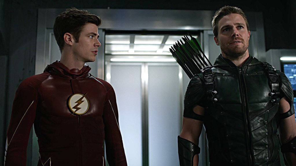 the flash 4K 桌布 壁紙 — The Flash和Arrow站在高科技走廊中進行緊張對話。