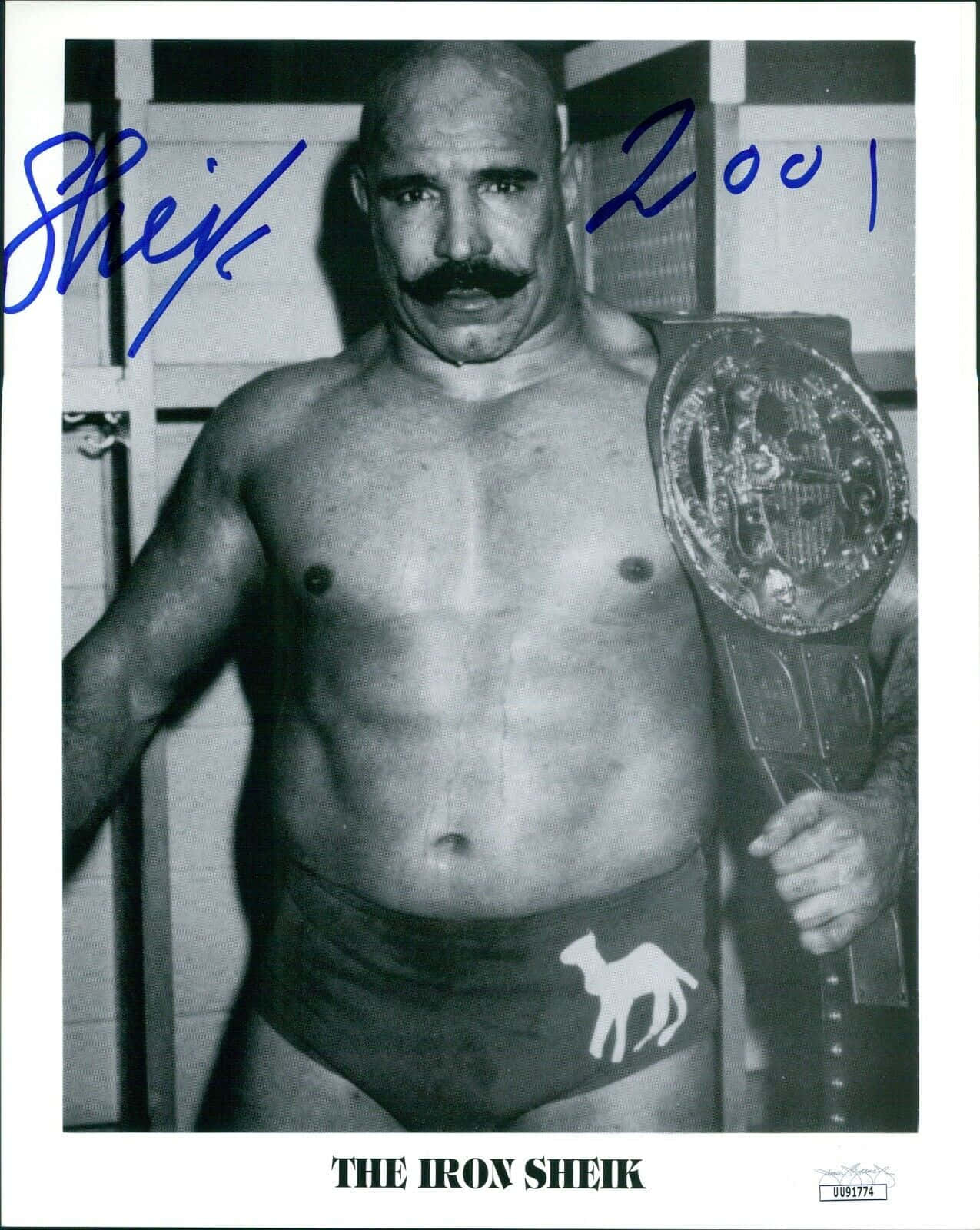 摔角 桌布 壁紙 — The Iron Sheik 赤裸上身，手持冠軍腰帶，在一張黑白照片中，附有他的簽名和年份2001。