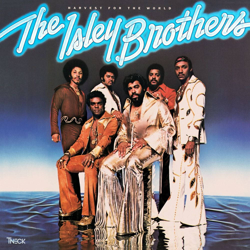 音樂 桌布 壁紙 — The Isley Brothers 穿著華麗的70年代服裝，站在水上，背景是漸變天空，上方有發光的藍色文字。