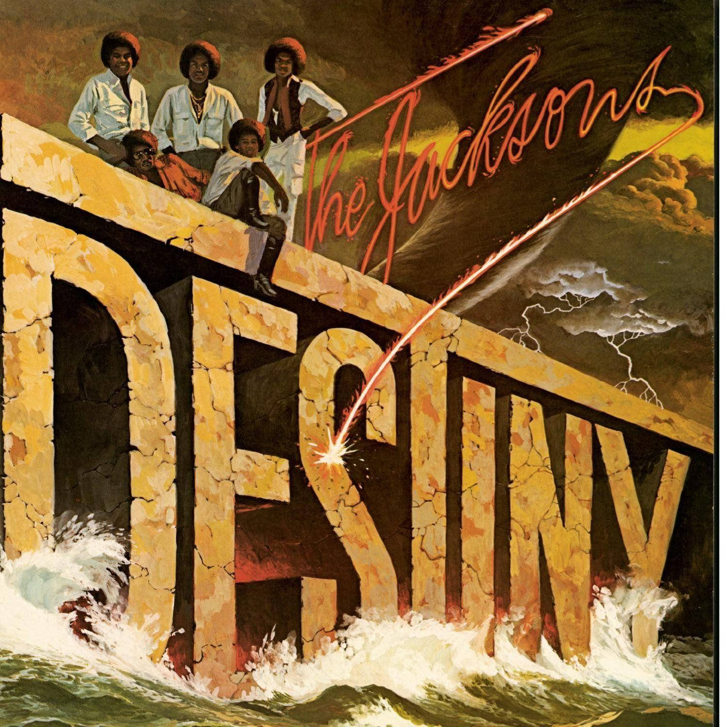 麥可·傑克森 桌布 壁紙 — The Jacksons 站在拼出 DESTINY 的巨大裂開字母上，閃電擊中，下方波浪破碎。