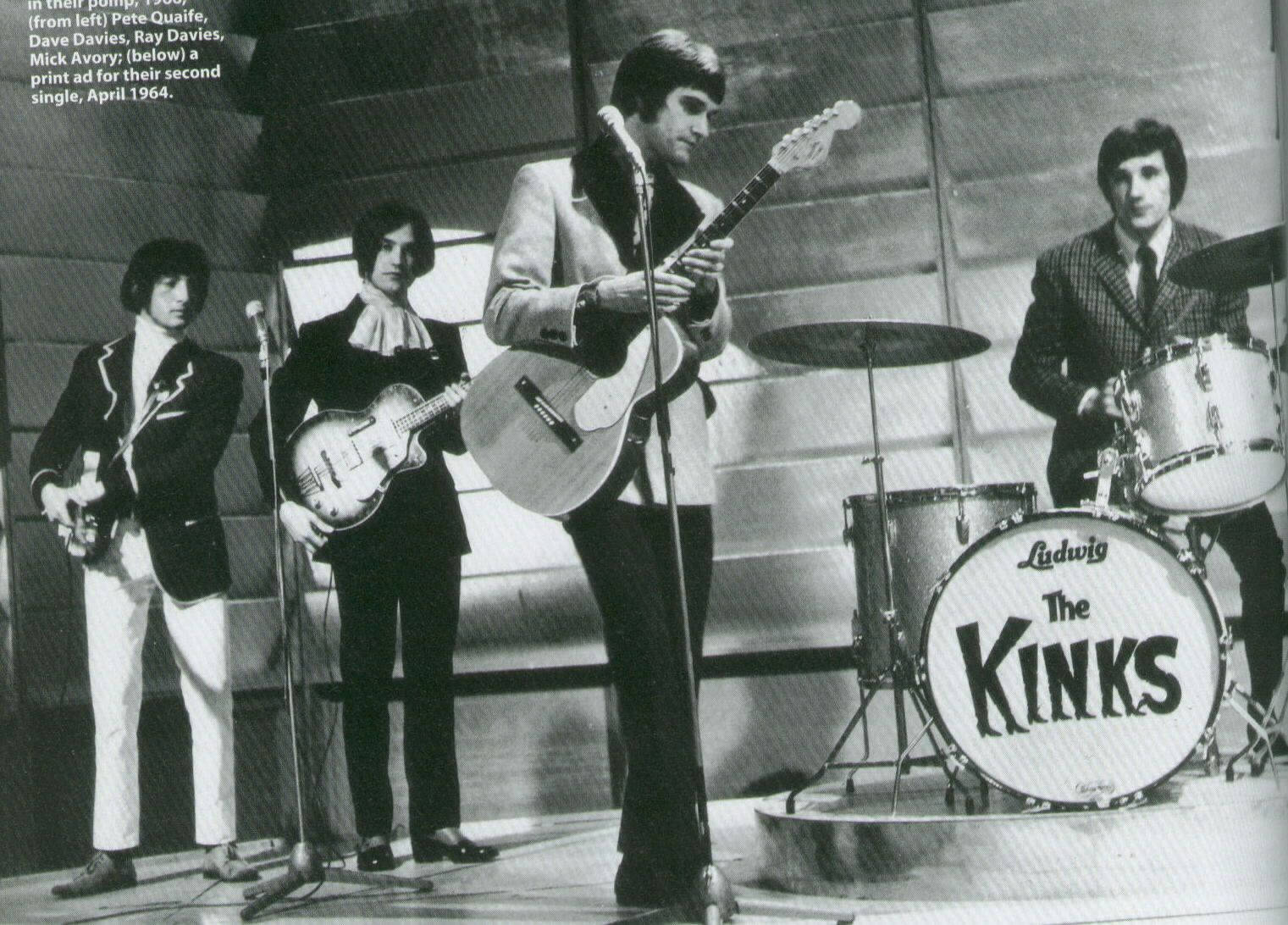 Retro 桌布 壁紙 — The Kinks 樂團在黑白復古照片中，在舞台上用吉他和鼓表演。