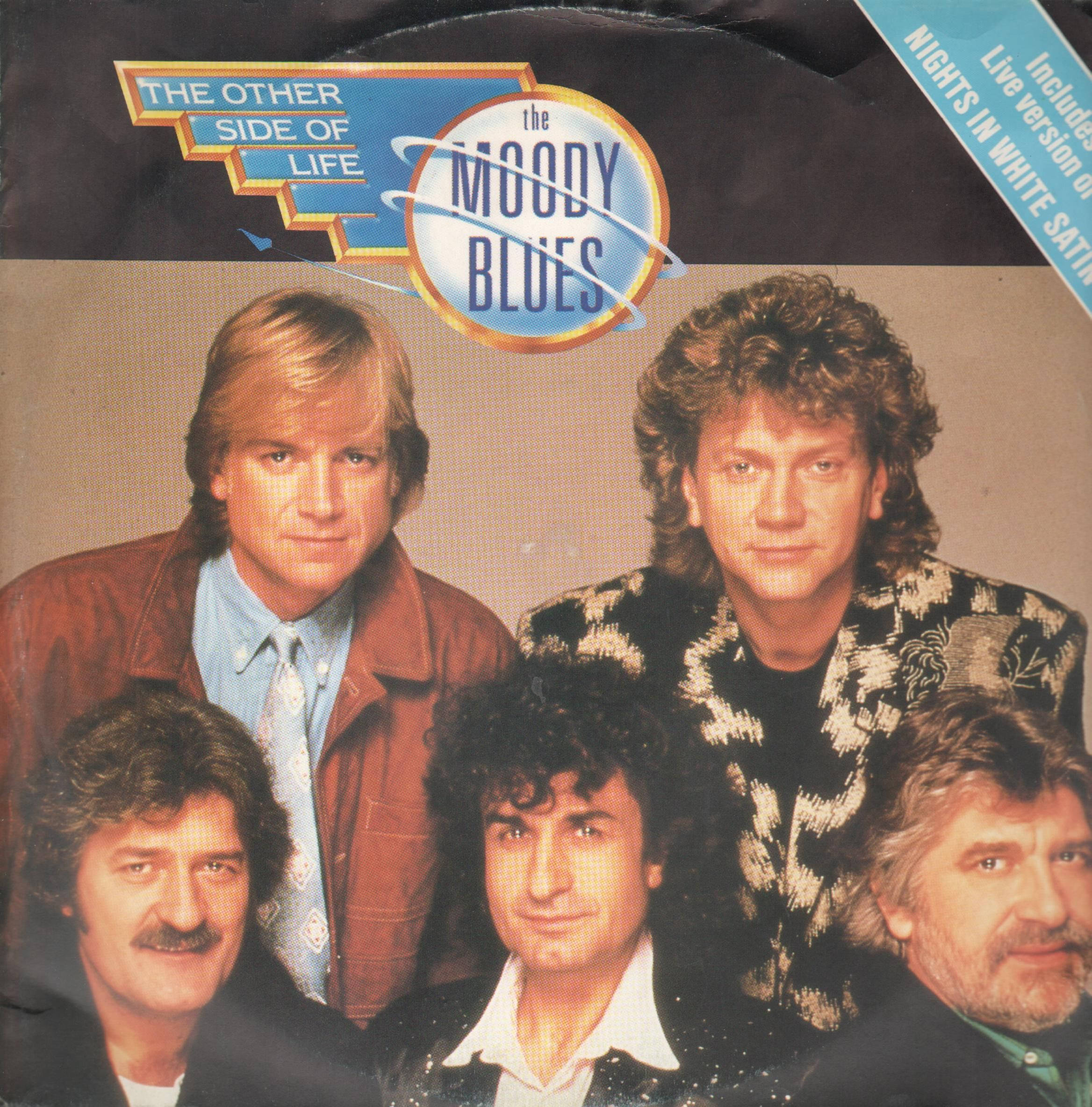 English 桌布 壁紙 — The Moody Blues 樂隊肖像，收錄於其專輯《The Other Side of Life》封面，帶有復古80年代風格及粗體字型。