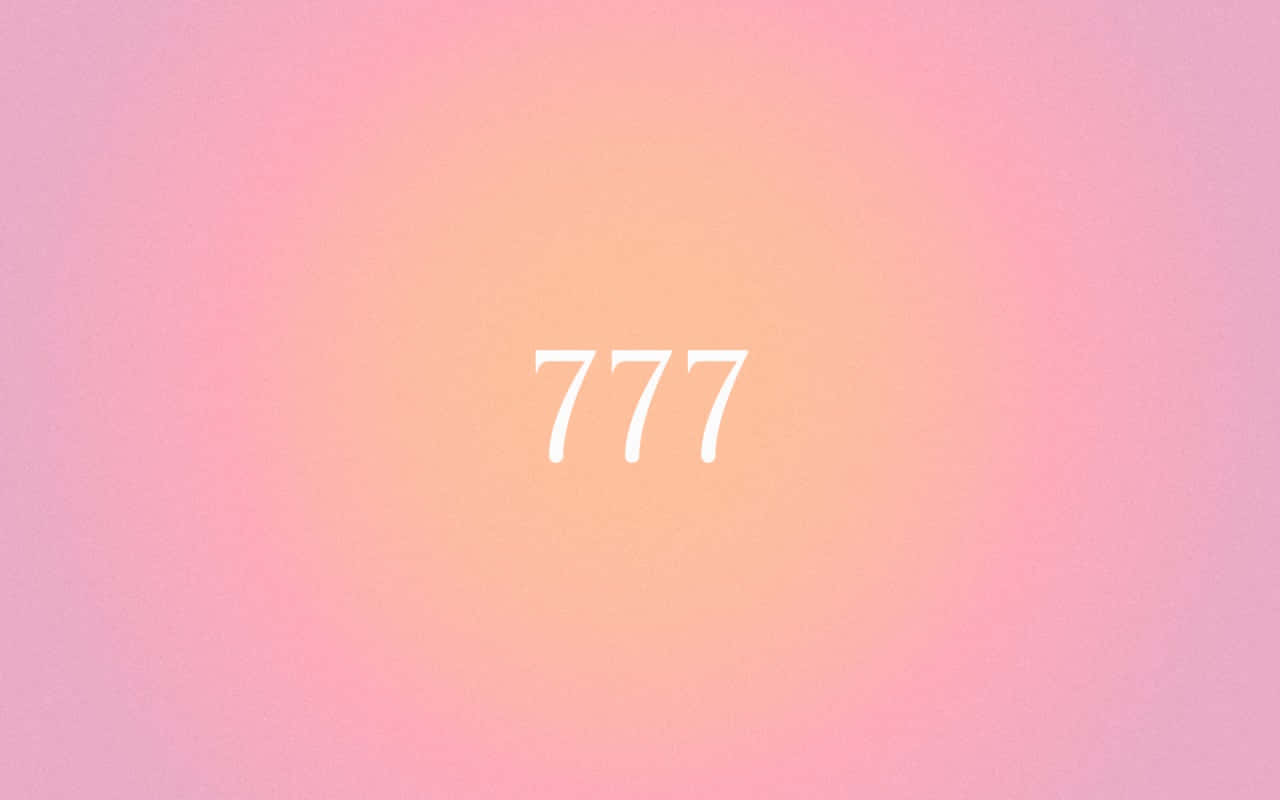 白色數字777居中於粉紅蜜桃漸變背景上。 — 1366X768 壁紙