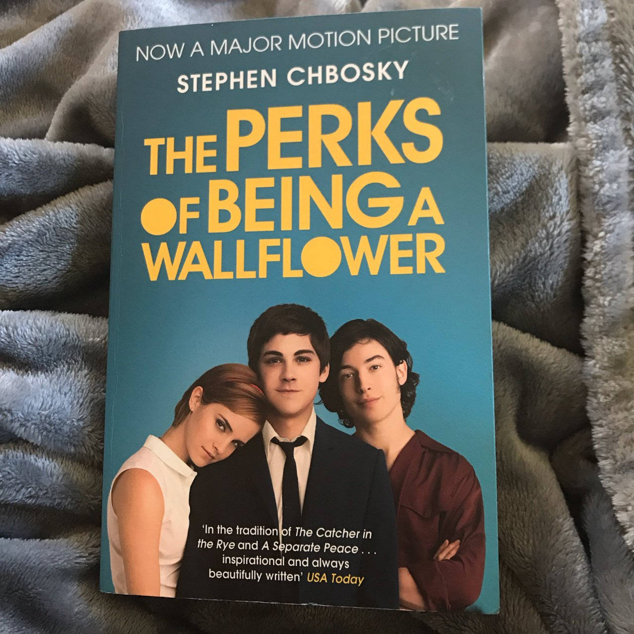 A 桌布 壁紙 — 《The Perks of Being a Wallflower》的書封面放在柔軟的灰色紋理毛毯上。