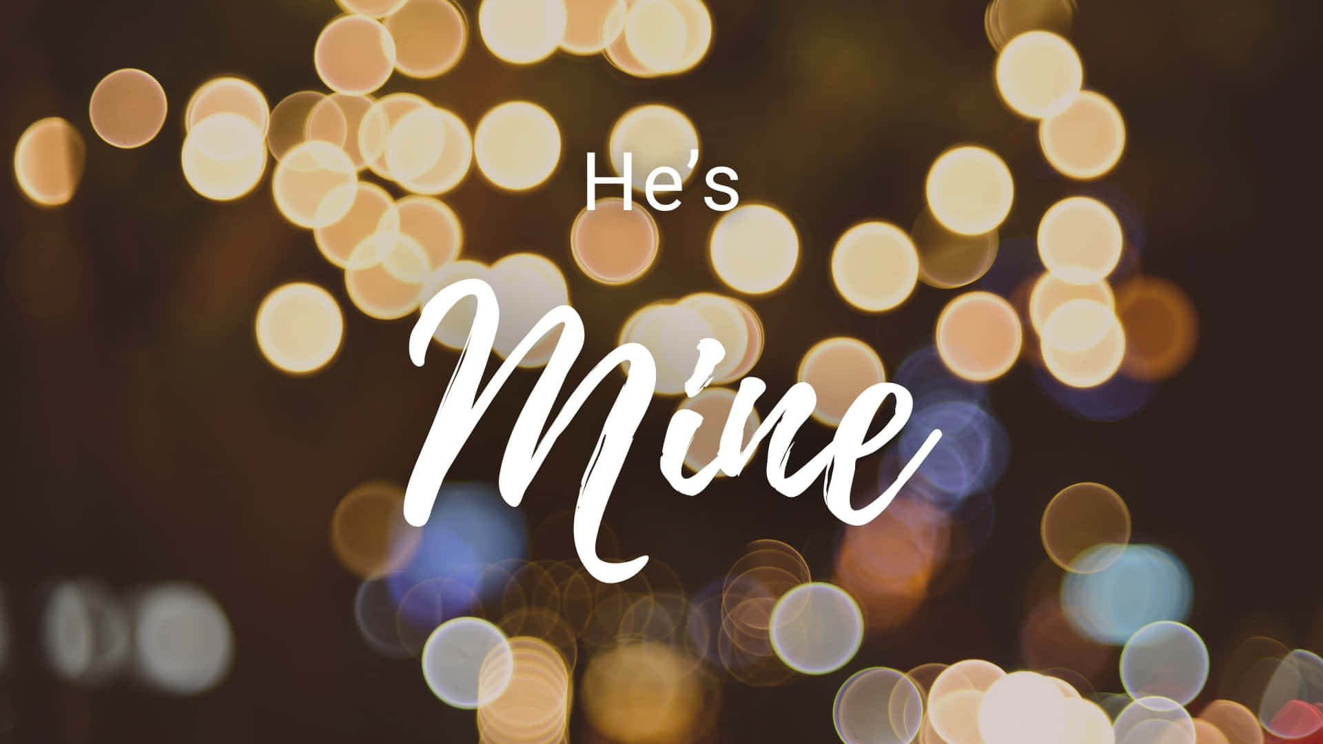  壁紙 — 「He's Mine」這句短語以優雅的白色字體在金色和藍色散景燈光的夢幻背景下發光。