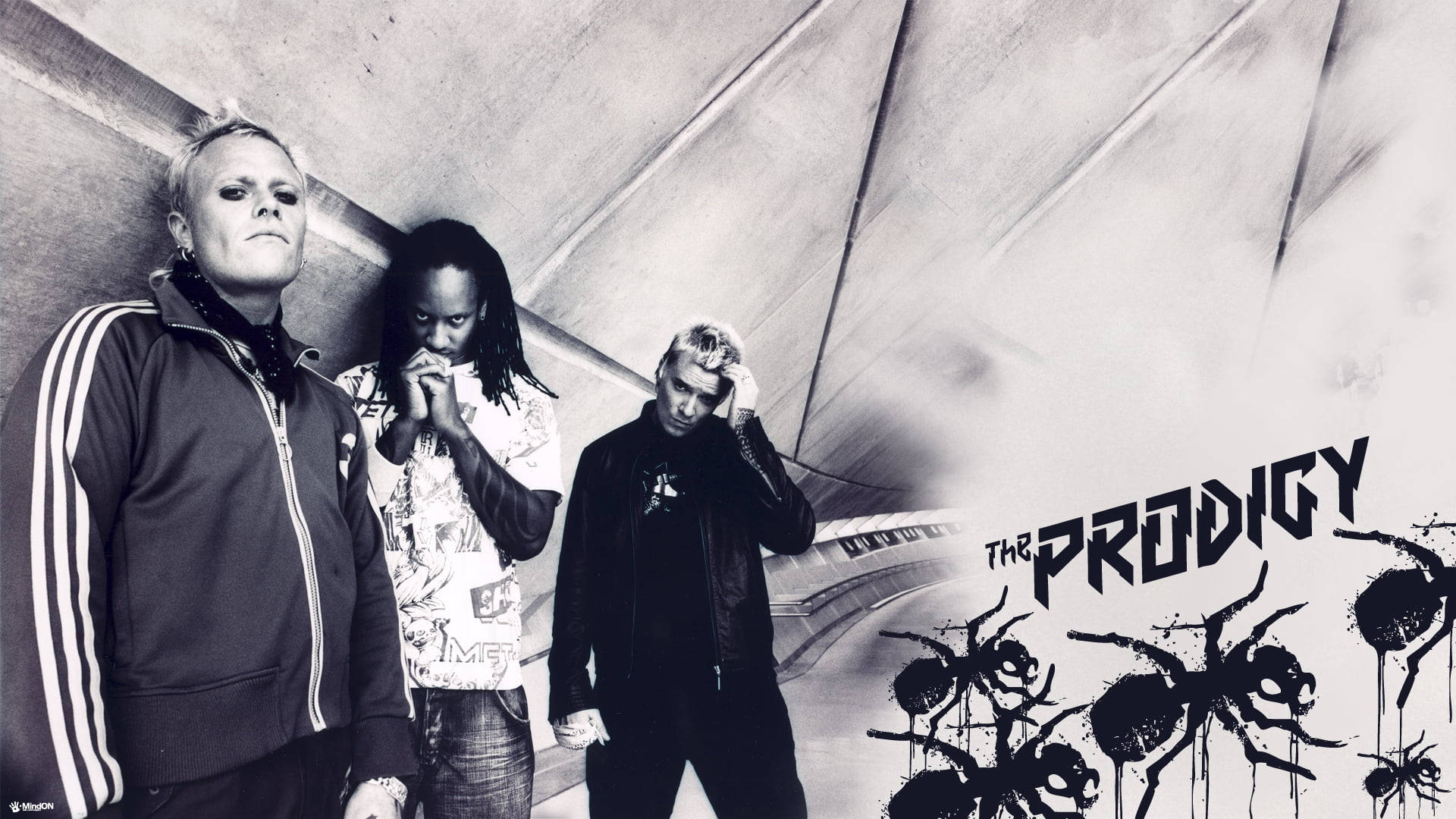 音樂 桌布 壁紙 — The Prodigy 的三位樂團成員在一個粗糙的隧道中擺姿勢，隧道內有塗鴉螞蟻和粗體樂團名稱，黑白風格。