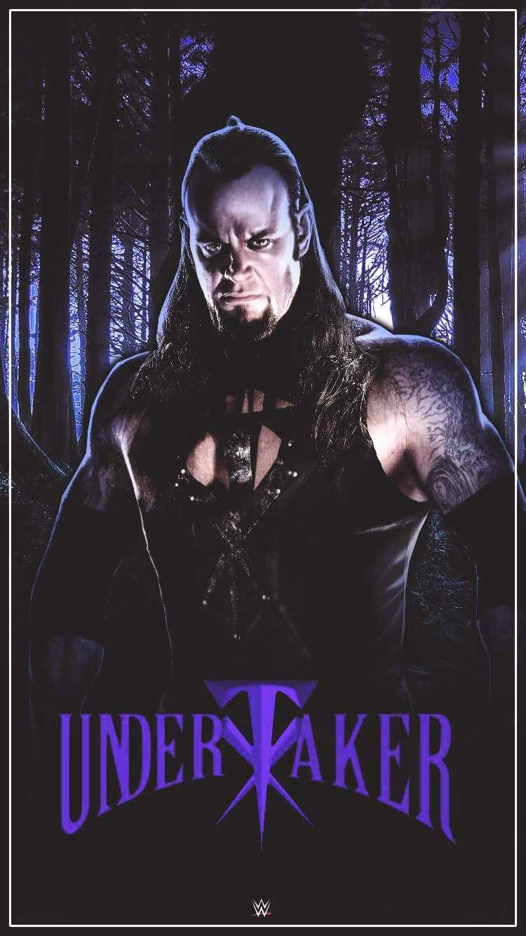 Undertaker 桌布 壁紙 — The Undertaker 在黑暗的森林中威嚇地站立，帶有紫色燈光和他的標誌性標誌在下方。