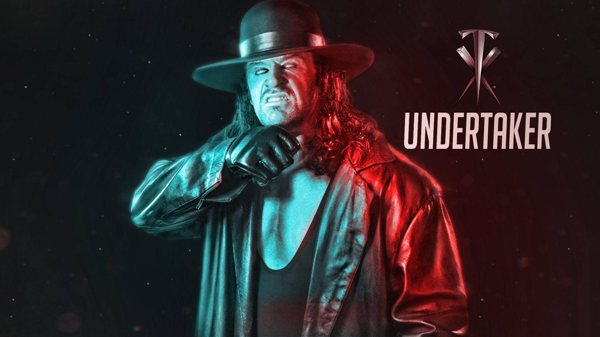 Undertaker 桌布 壁紙 — The Undertaker 穿著標誌性的黑色帽子和風衣，在黑暗背景下被戲劇性的紅色和藍色燈光照亮。