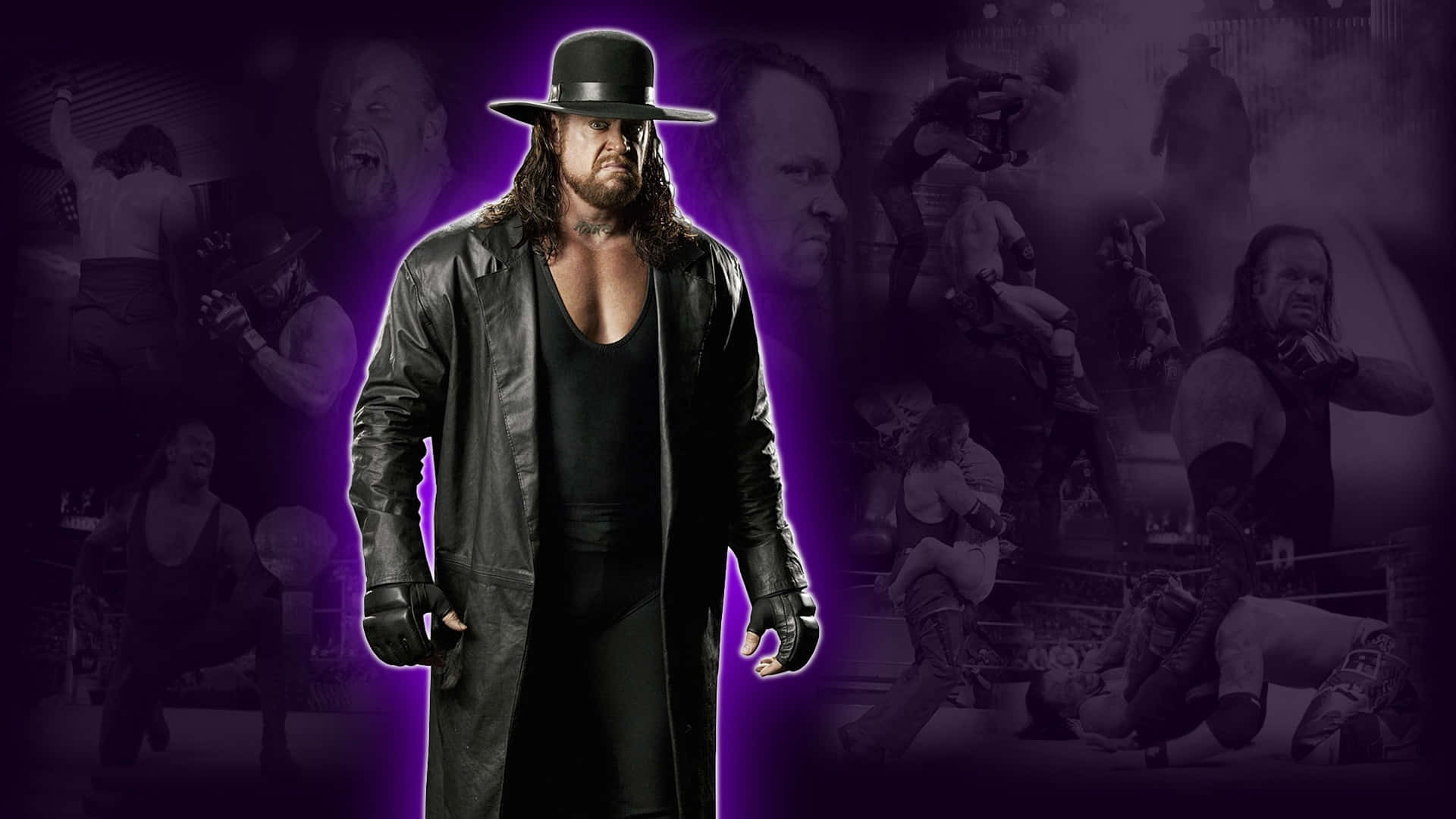 WWE 桌布 壁紙 — The Undertaker 身穿黑色風衣和帽子，站在紫色燈光的摔角動作背景前。