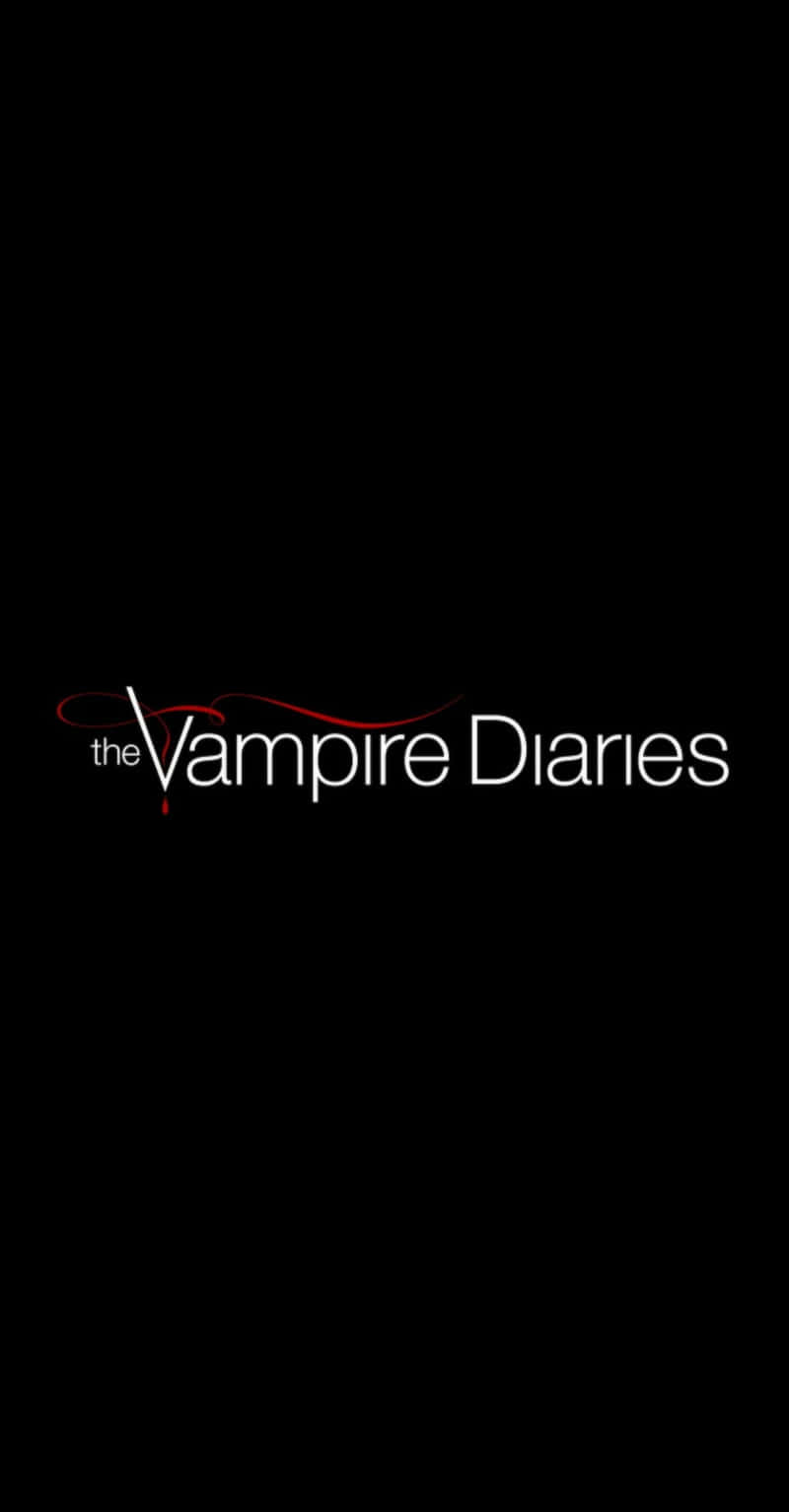 The Vampire Diaries iPhone 桌布 壁紙 — The Vampire Diaries 標誌以白色和紅色字體居中顯示在黑色背景上。