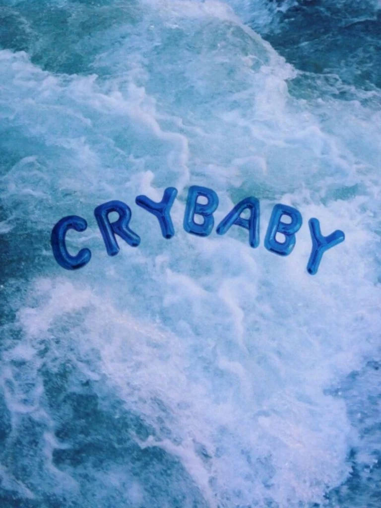 藍色文字 crybaby 在翻騰的海浪中。 — iPad 壁紙