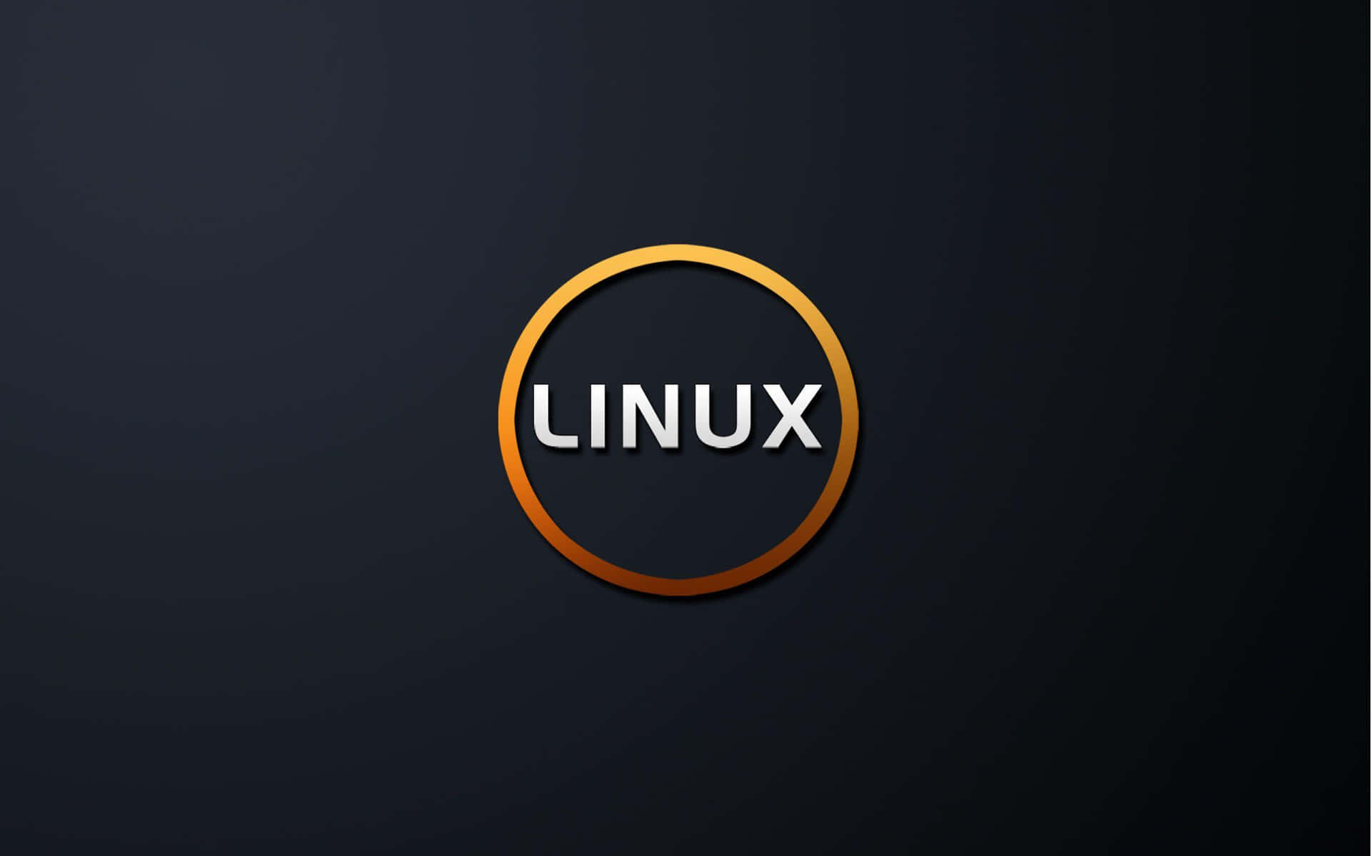 Linux 標誌，金色圓圈內有白色文字，背景為深色 — Linux 壁紙