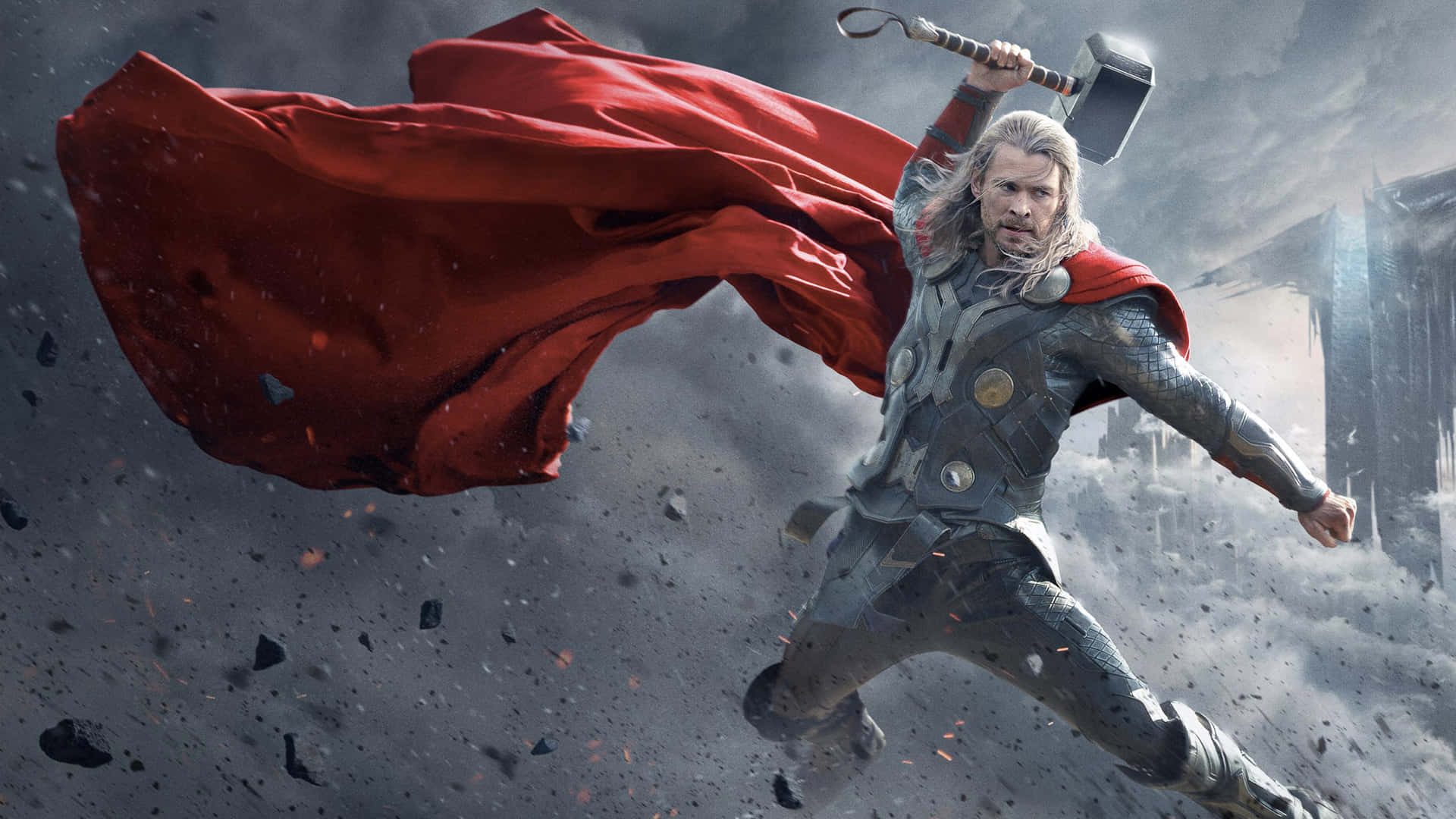 桌布 壁紙 — Thor 身穿戰鬥盔甲揮舞著他的錘子，紅色斗篷在碎片和煙霧中飄揚。