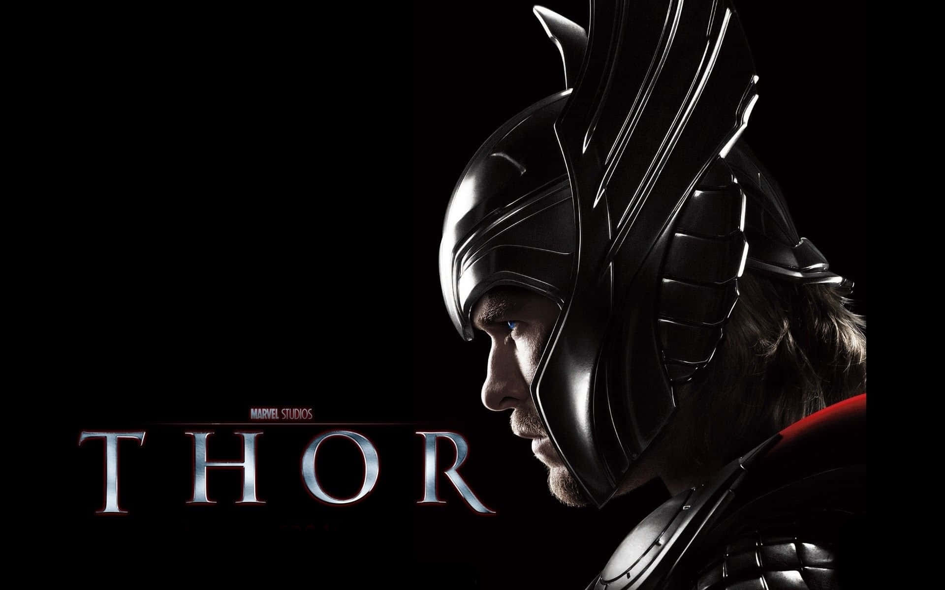 Marvel Movie 桌布 壁紙 — Thor 身穿黑色盔甲，在黑暗背景下的戲劇性側面輪廓，下方是發光的標題 Thor。