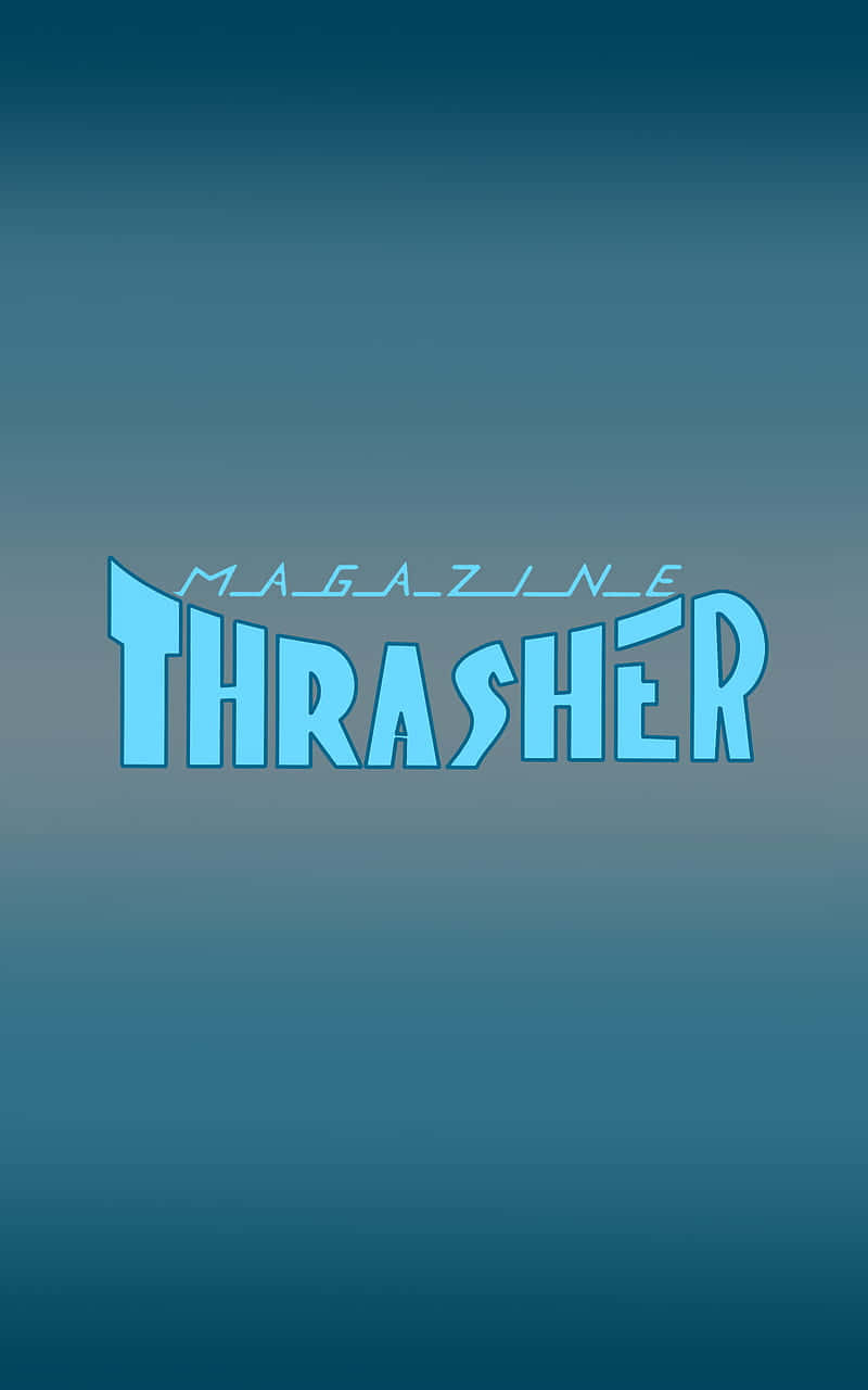 桌布 壁紙 — Thrasher Magazine 標誌以粗體藍色字體居中顯示在漸變青綠色背景上。
