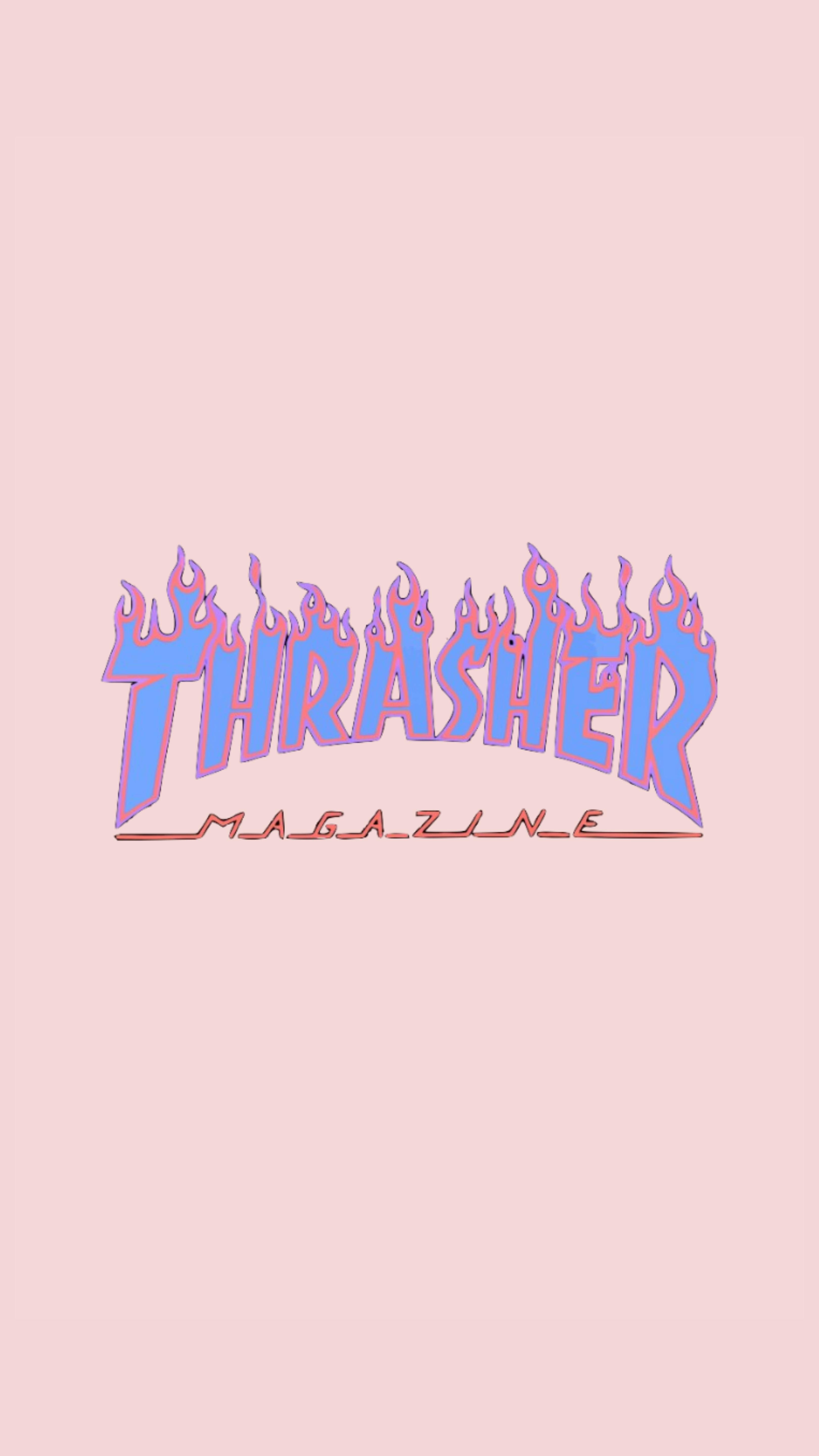 Thrasher 桌布 壁紙 — Thrasher Magazine 標誌，帶有藍色和粉紅色的火焰設計，背景為柔和粉紅色。