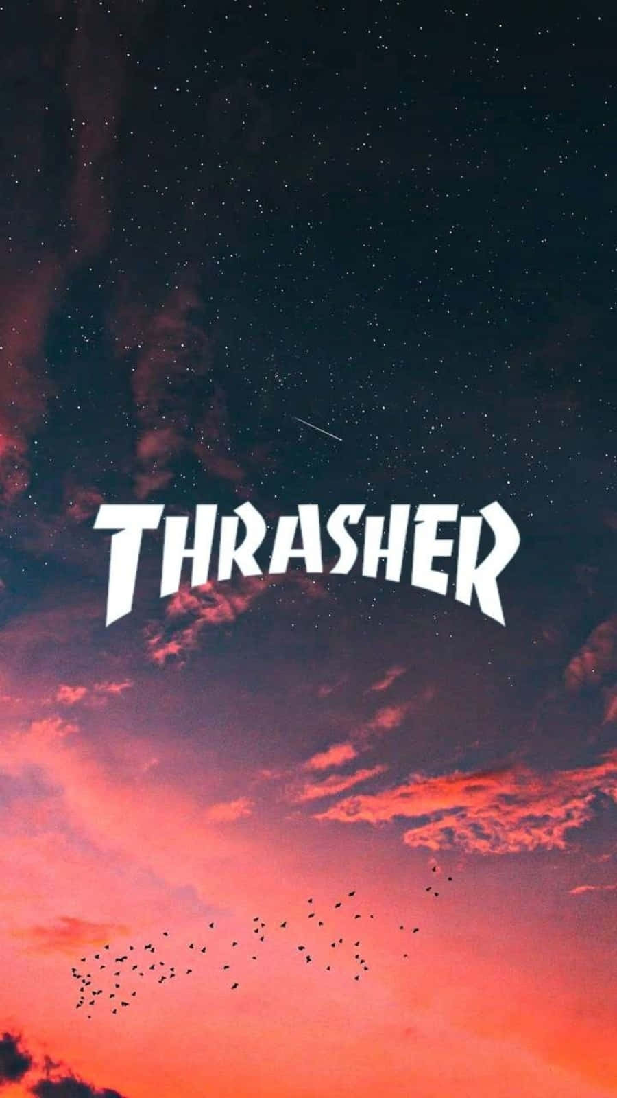Thrasher 桌布 壁紙 — Thrasher 標誌漂浮在充滿活力的日落天空，帶有粉橙色雲彩和散落的星星。