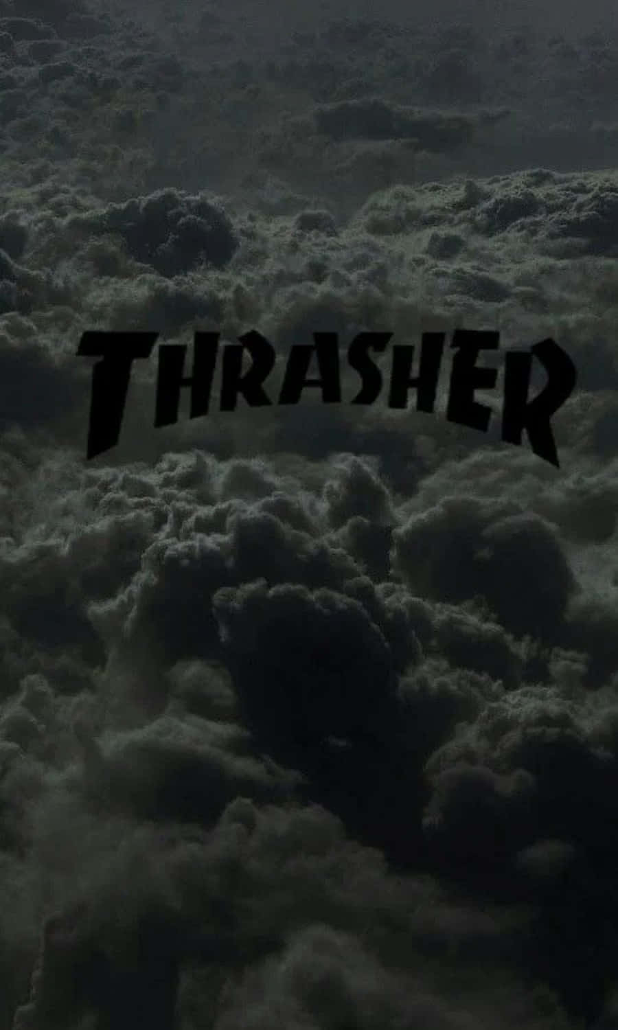 Thrasher 桌布 壁紙 — 「Thrasher」這個字大膽地漂浮在一層濃密的深灰色雲層之上，天空氣氛陰沉。