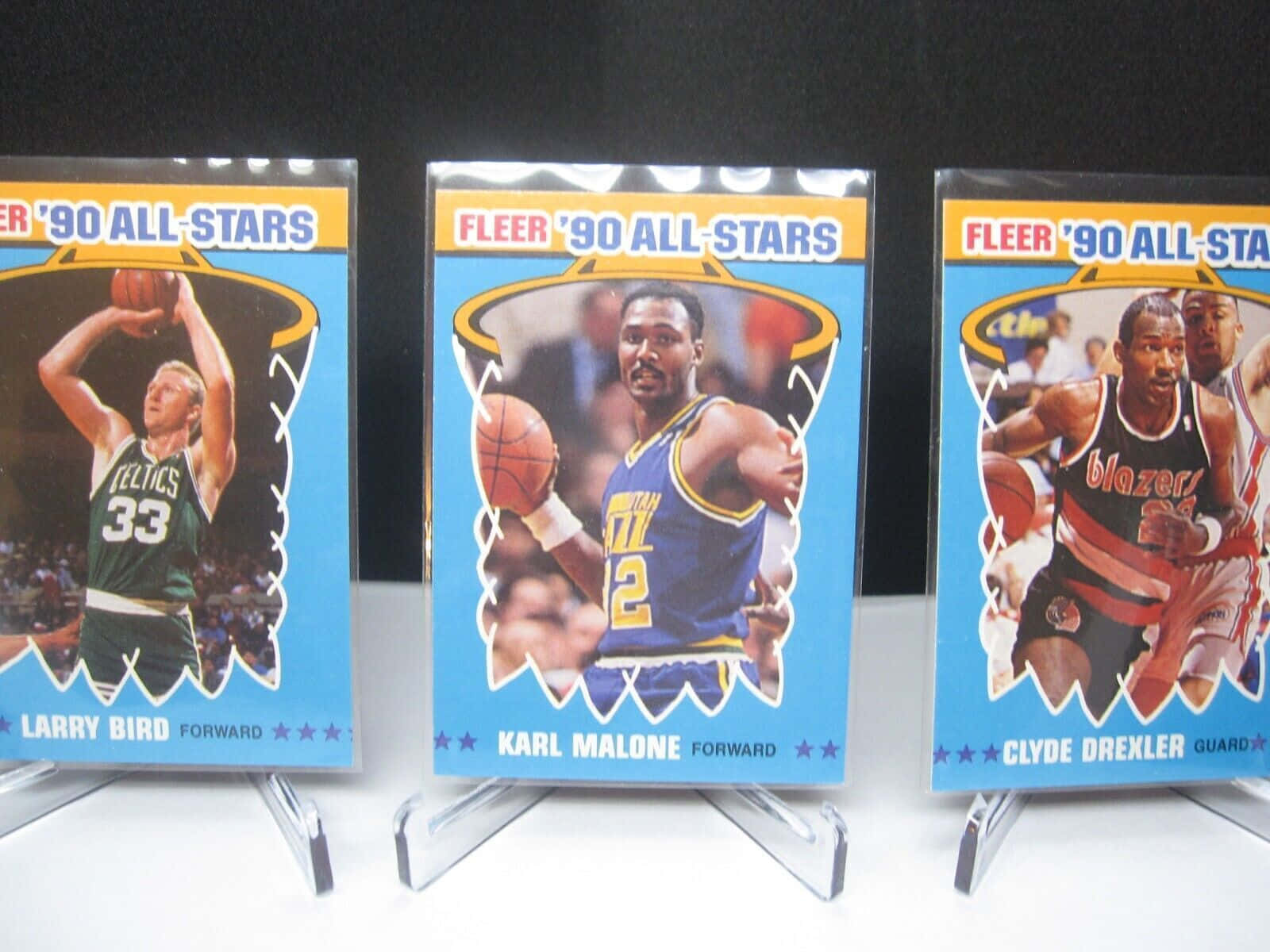 三張復古1990年Fleer All-Stars籃球球星卡展示在支架上。 — NBA 壁紙