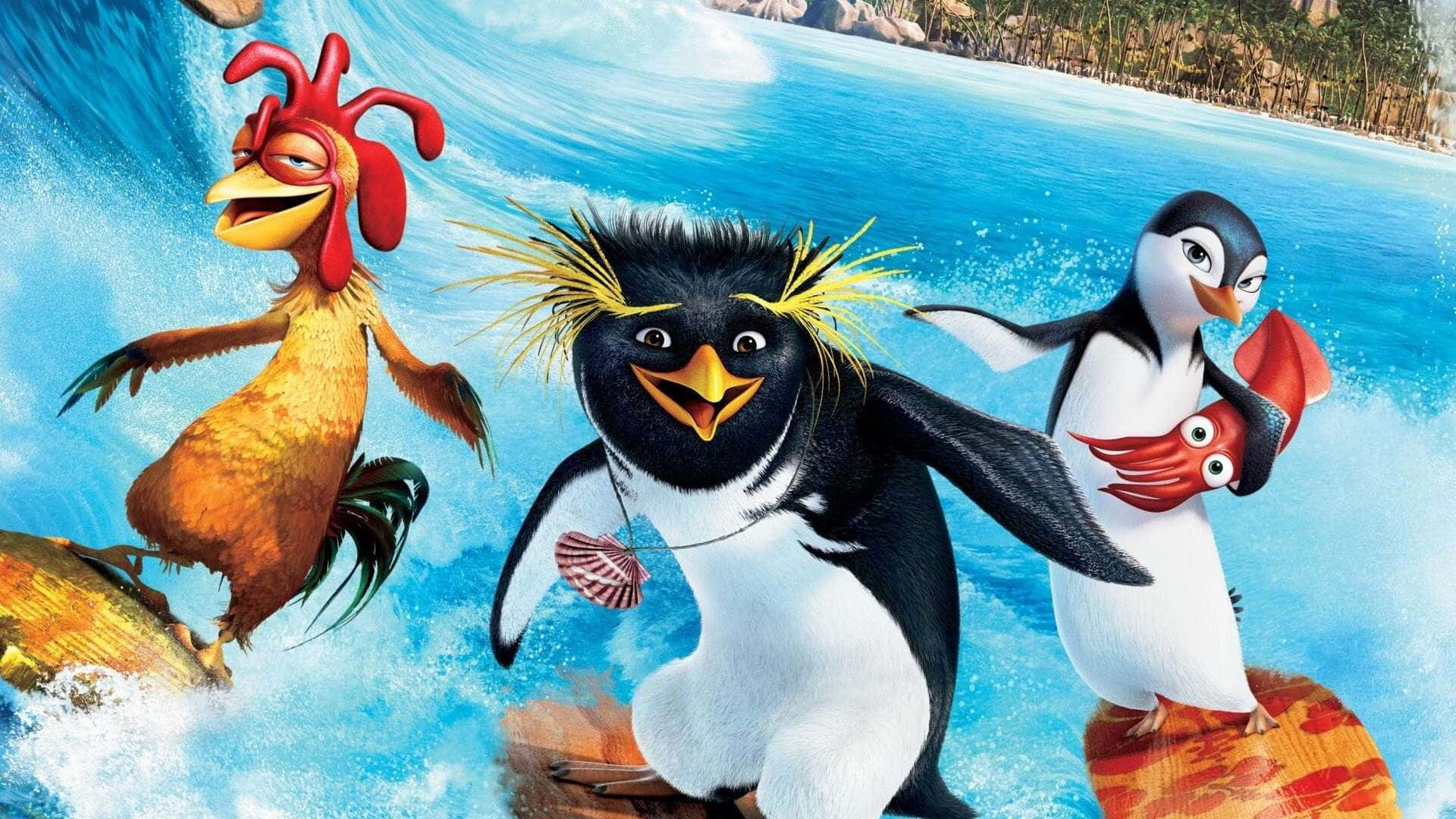  壁紙 — 三隻動畫企鵝和一隻公雞在充滿活力的藍色波浪上衝浪，背景是熱帶風光。
