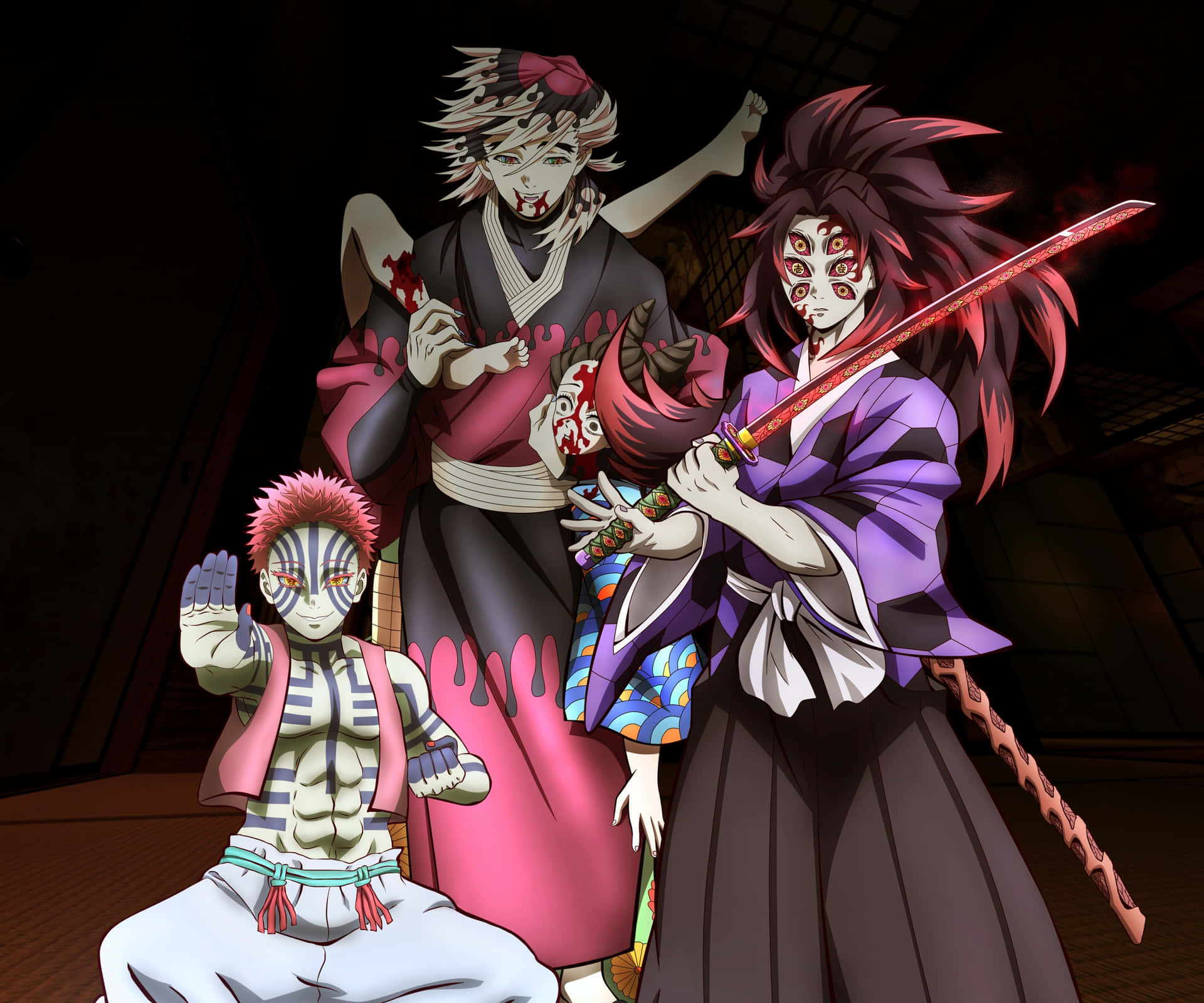  壁紙 — 三個穿著傳統日本服裝的動漫惡魔，在燈光昏暗的房間裡手持血淋淋的武器，擁有鮮豔的紅髮，威風凜凜地站立。