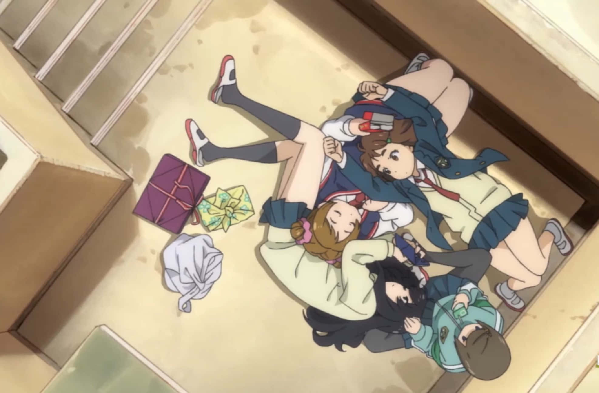 Flcl Alternative 桌布 壁紙 — 三個穿著校服的動漫女孩在木地板樓梯附近玩樂般地攤開，周圍有包裝好的禮物。
