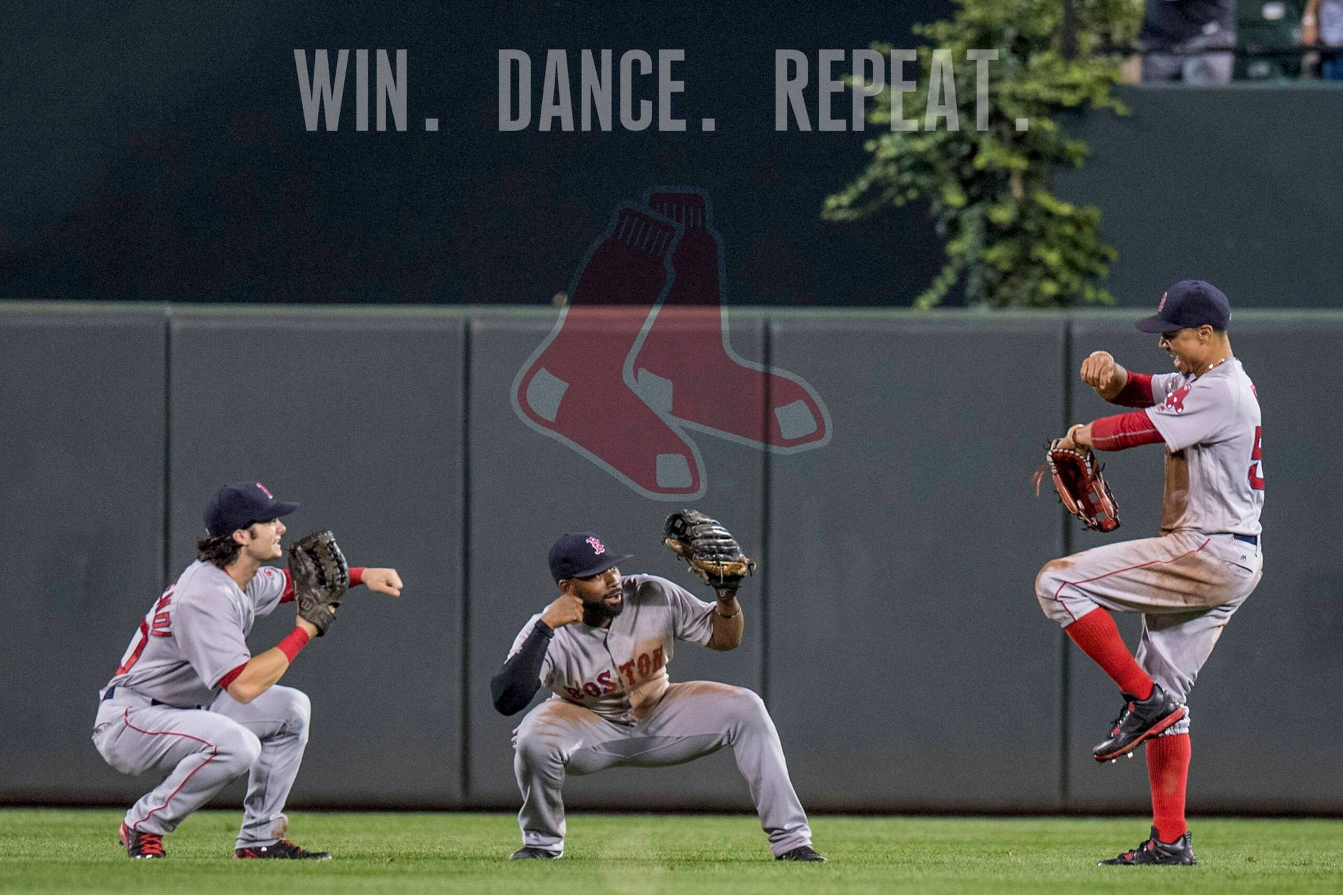 三名棒球運動員在夜間燈光球場上比賽。 — MLB 壁紙