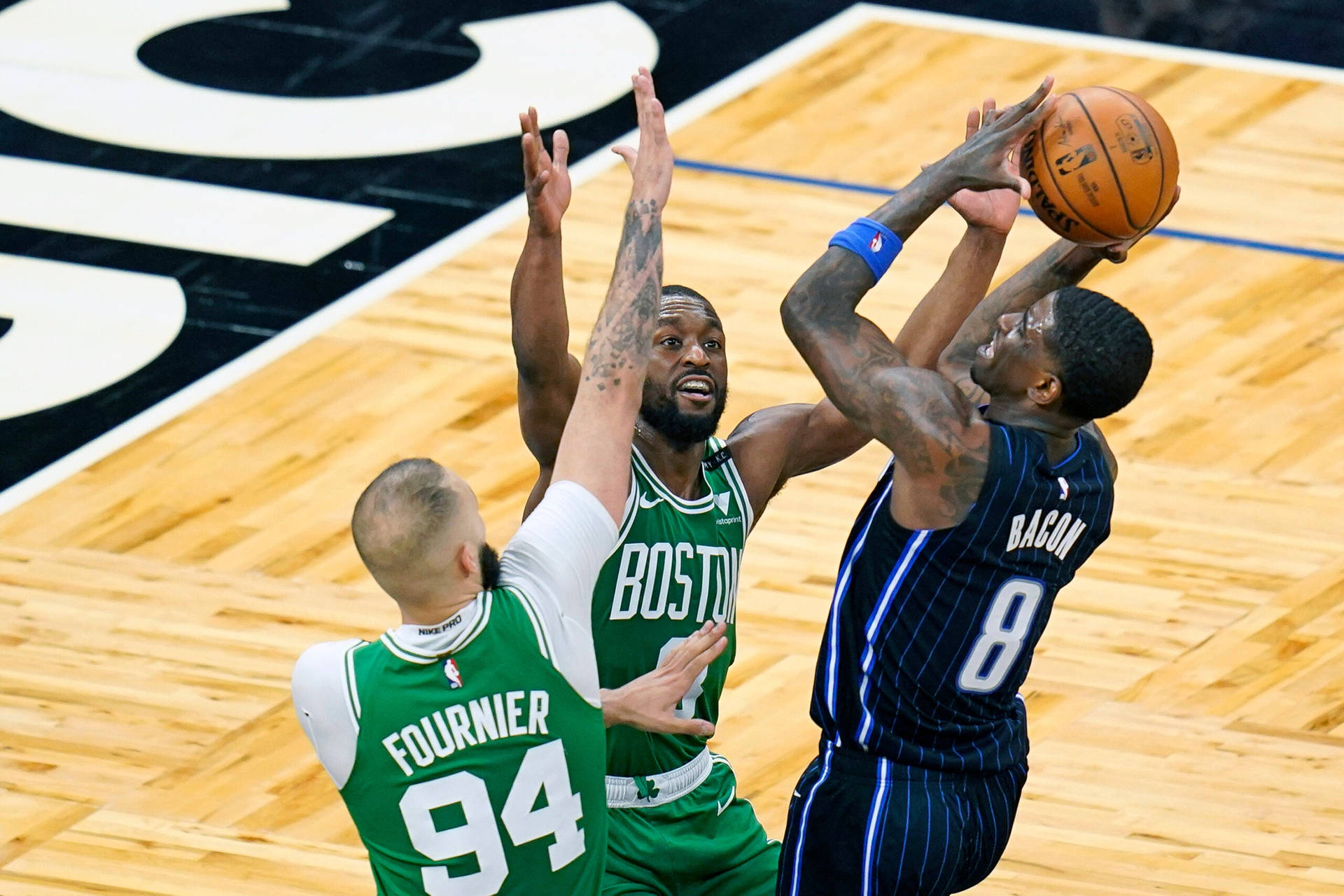 三名籃球運動員在比賽中爭奪投籃。 — NBA 壁紙