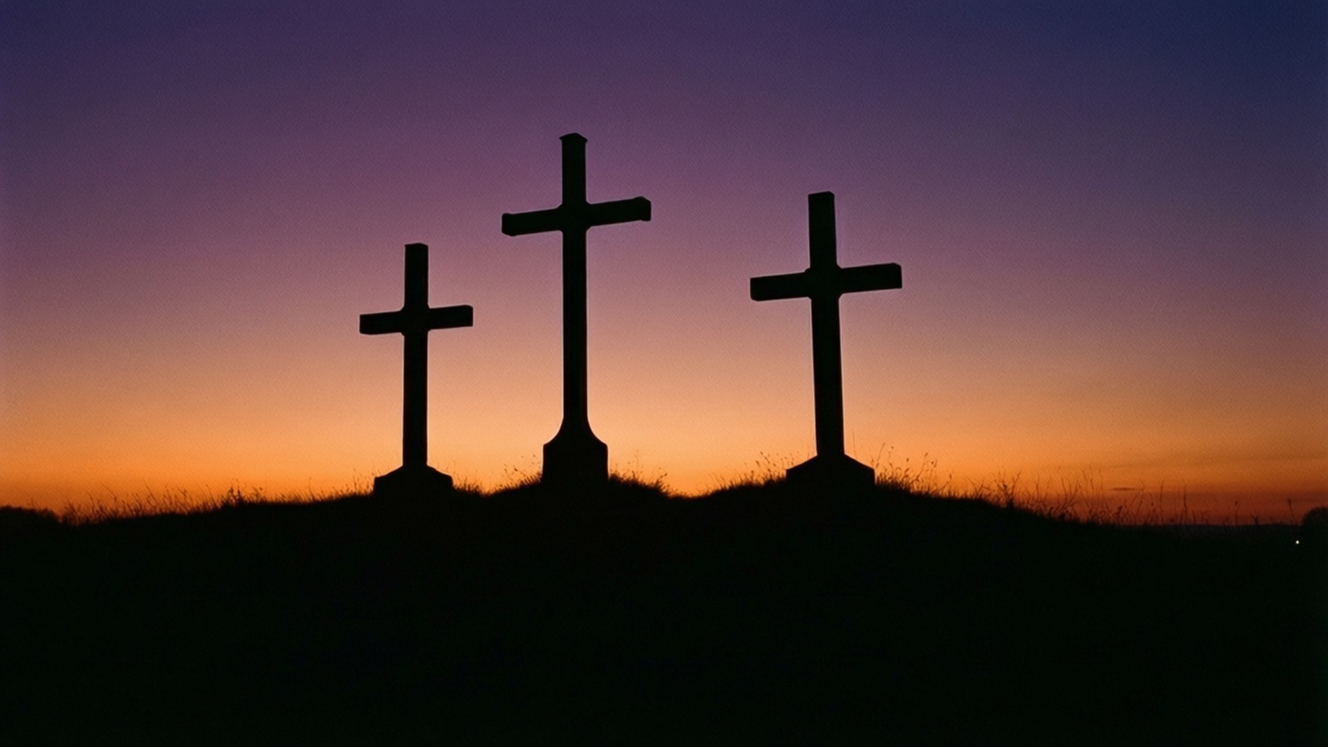 Three Crosses Silhouette 壁紙 — 三個深色十字架在從橙色漸變到深紫色的鮮豔暮色天空中呈現剪影。