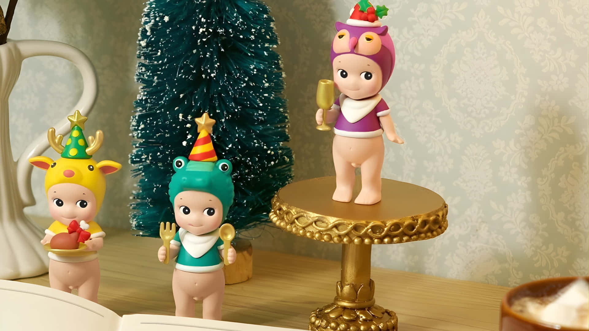  壁紙 — 三個節日裝扮的Sonny Angel公仔在木架上的迷你聖誕樹旁邊擺姿勢。