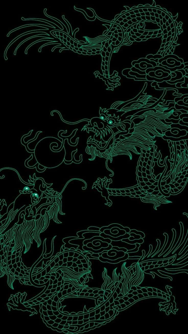 Dragon Aesthetic 桌布 壁紙 — 三條發光的綠色龍，帶有精細的鱗片和飄逸的鬃毛，在黑色背景的漩渦雲層中翱翔。