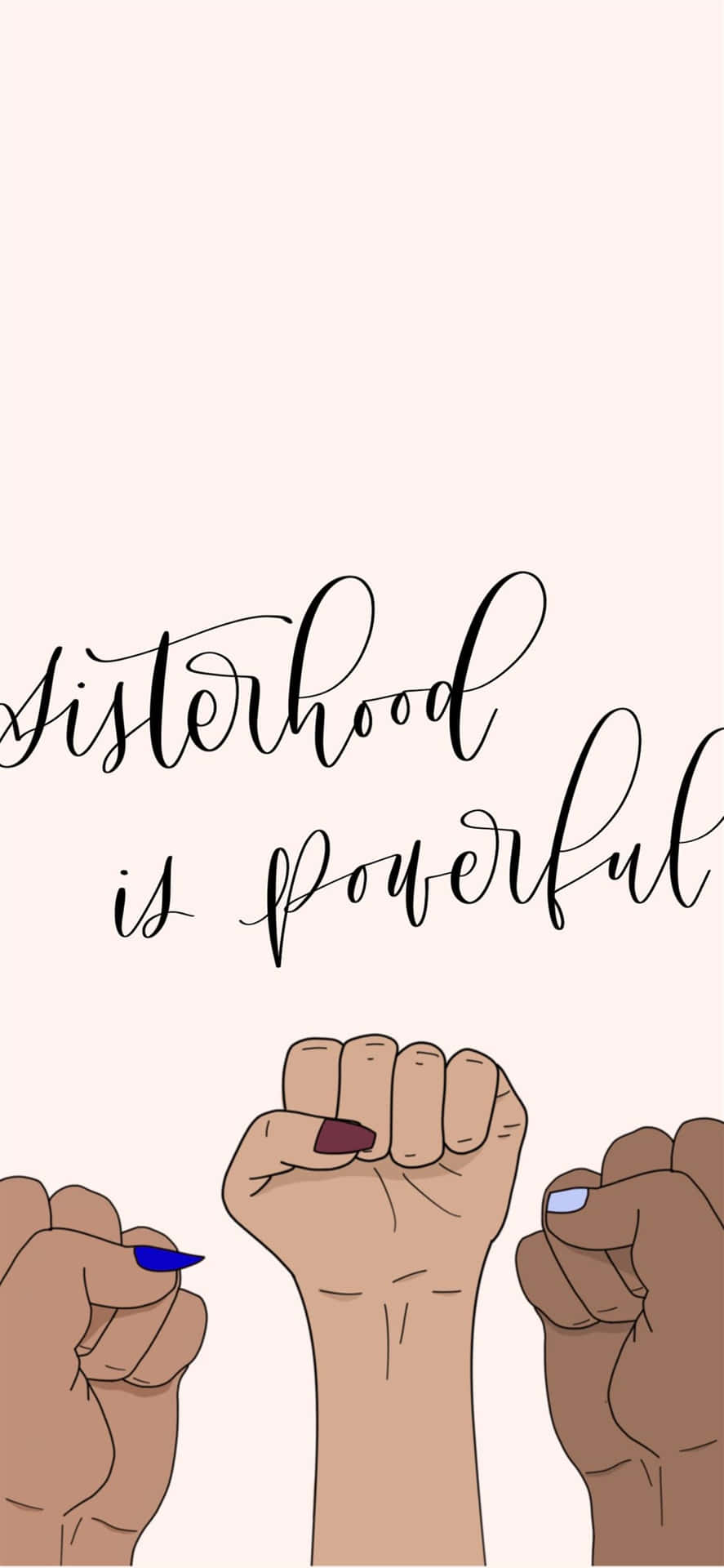  壁紙 — 三個不同膚色的插圖拳頭在柔和的粉紅色背景上，在「sisterhood is powerful」字句下團結高舉。