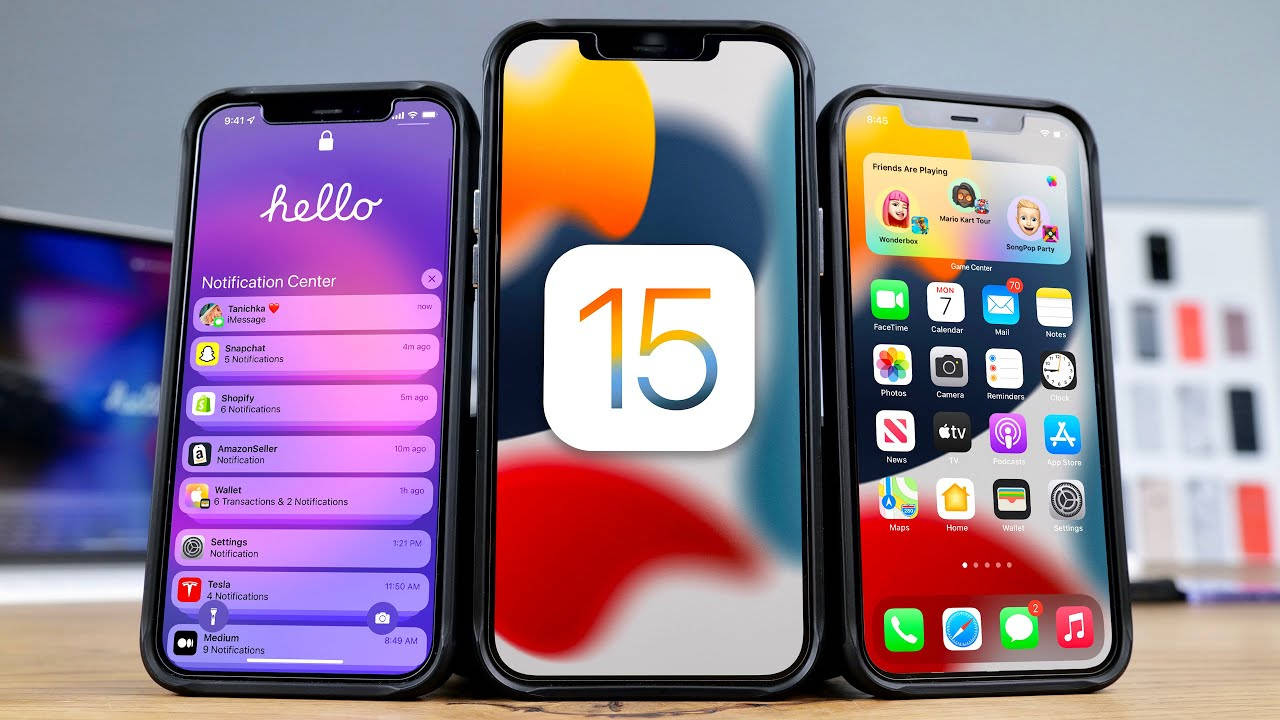 三部iPhone顯示帶有通知和應用程式圖示的iOS 15介面。 — iPhone 11 壁紙