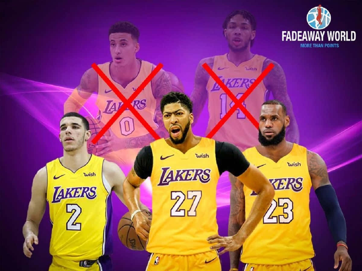 三位身穿黃色球衣的湖人籃球運動員，身後有兩位被劃掉的球員。 — NBA 壁紙