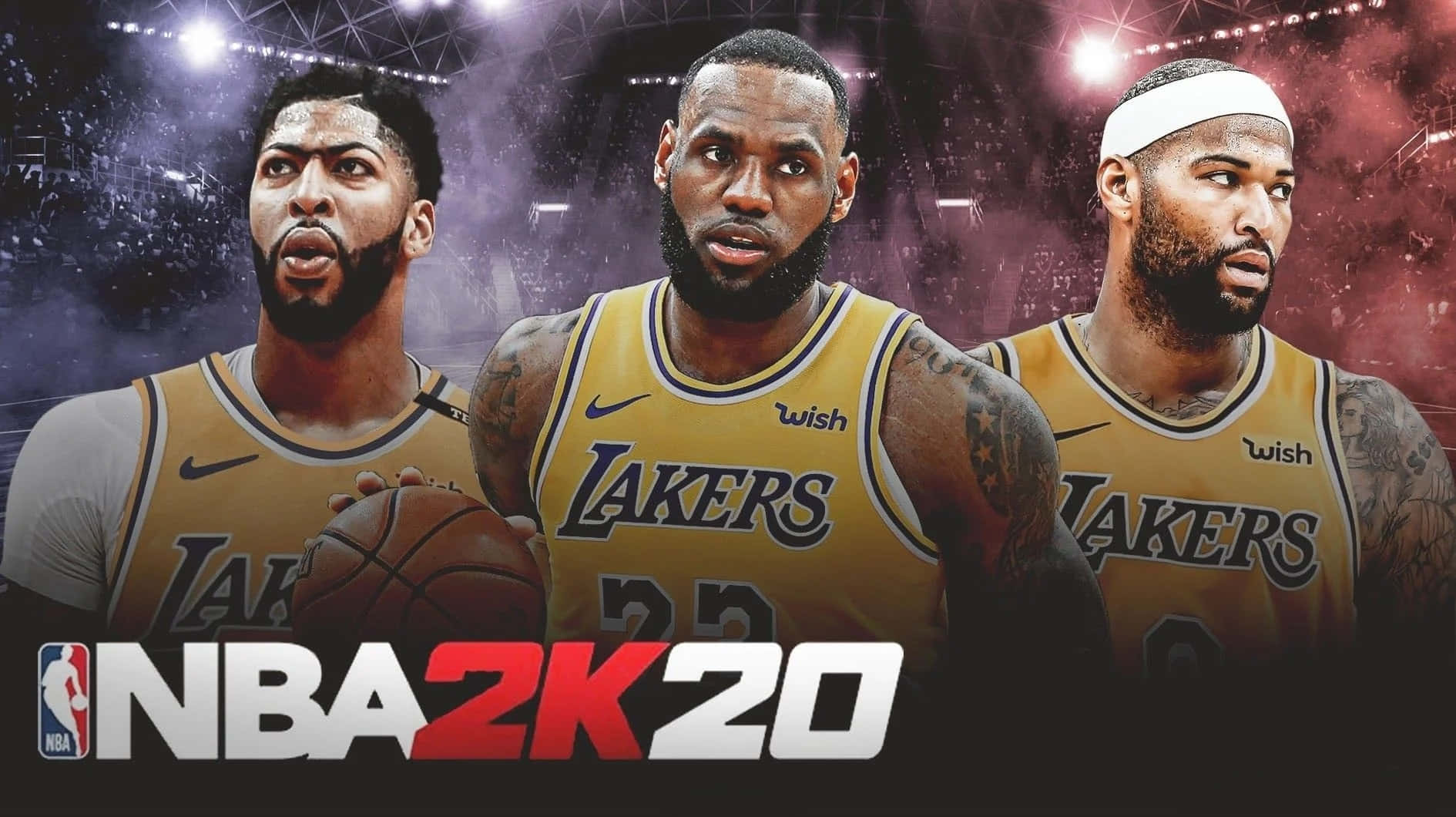 三位身穿黃色球衣的NBA湖人球員在比賽場景中凝視著。 — NBA 壁紙