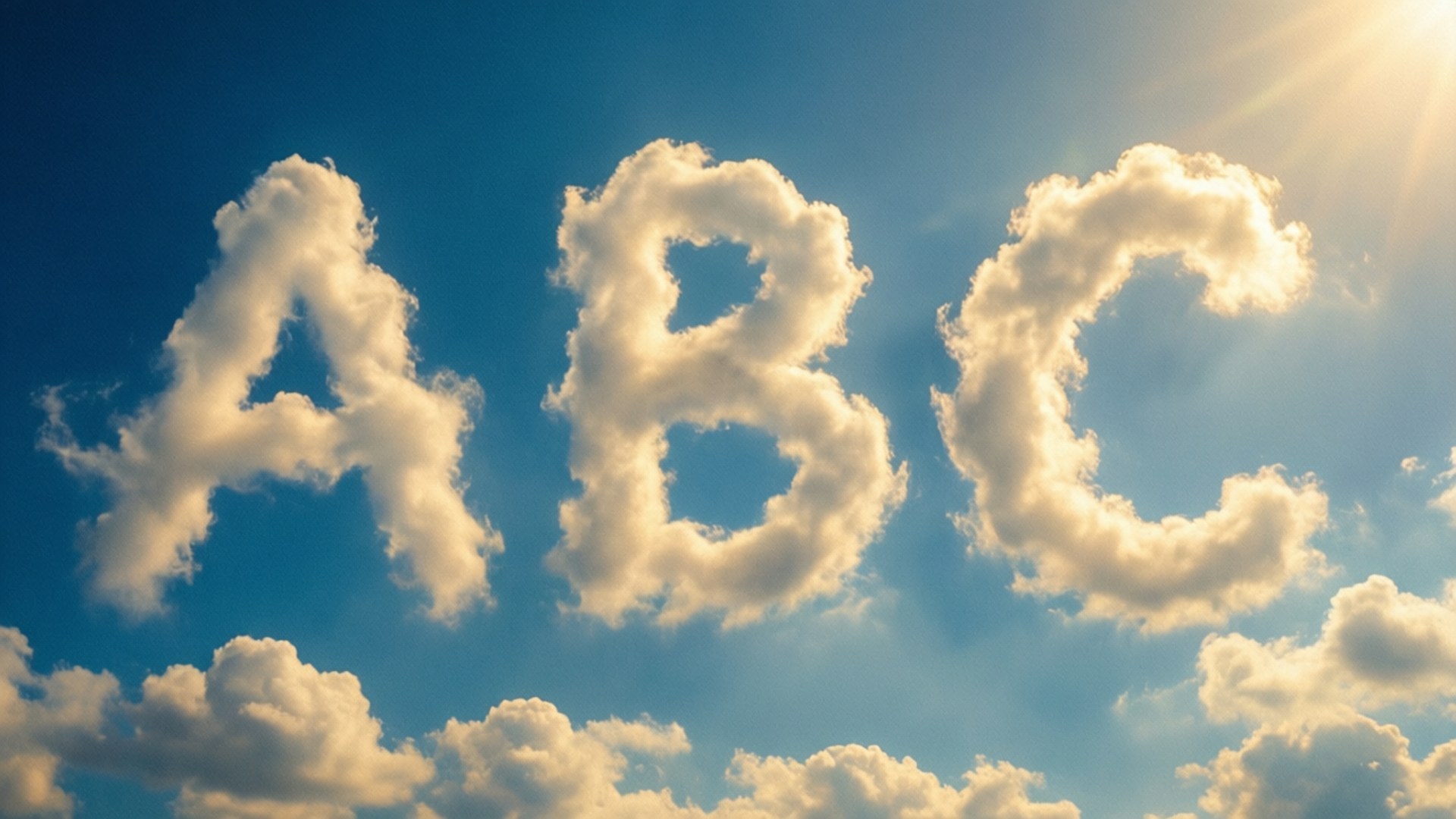 Cloud ABC Sky 壁紙 — 三個大型雲層形成字母ABC的形狀，在明亮的藍天中飄浮，伴有陽光射線。