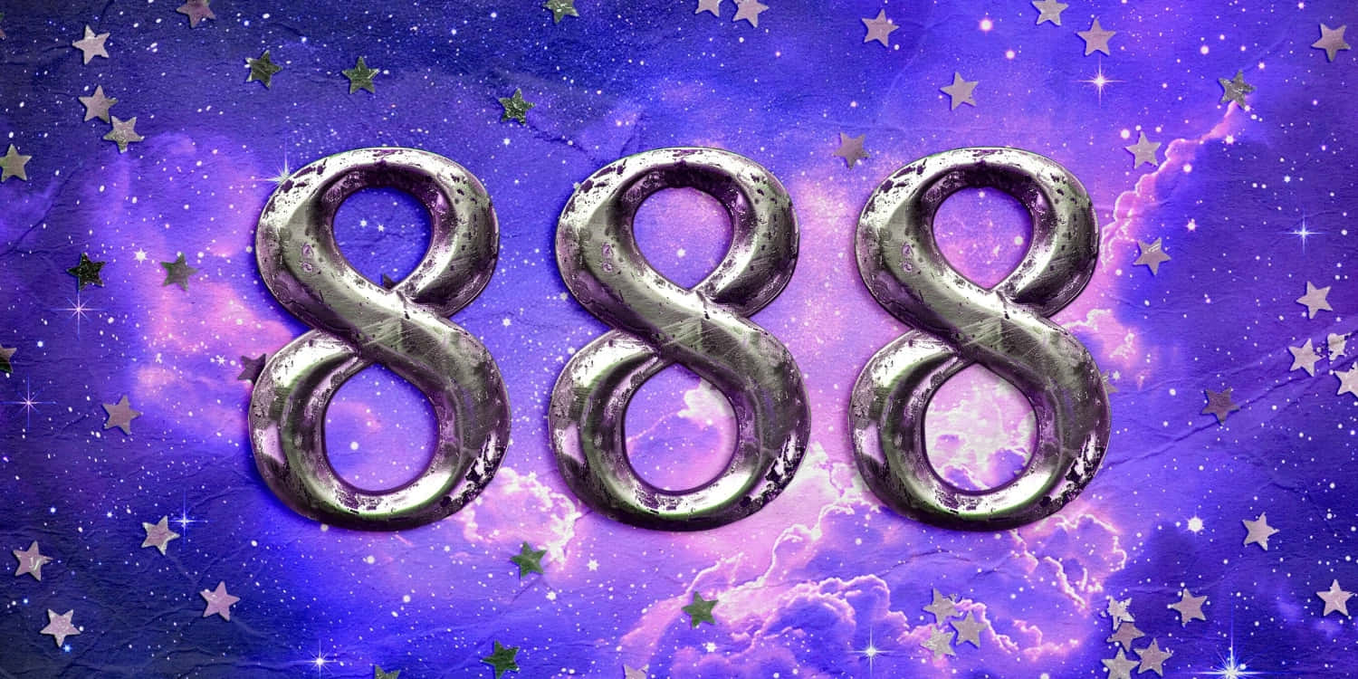  壁紙 — 三個金屬質感的8字漂浮在點綴著閃爍星星和發光雲彩的宇宙紫色星雲前。